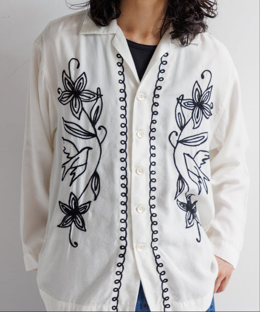 【MEN , WOMEN】LEIN / ボタニカルアリ刺繍シャツの写真