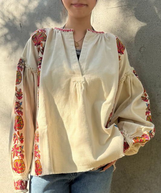 【WOMEN】LEIN リボンテープ刺繍ブラウスの写真