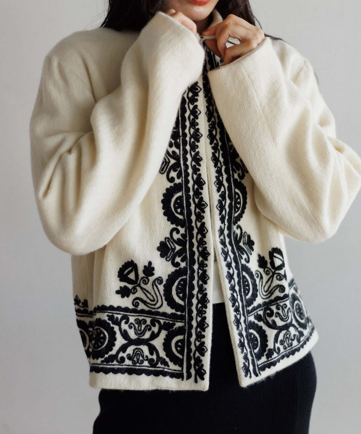 【WOMEN】LEIN 幾何学柄刺繍スタンドカラージャケット