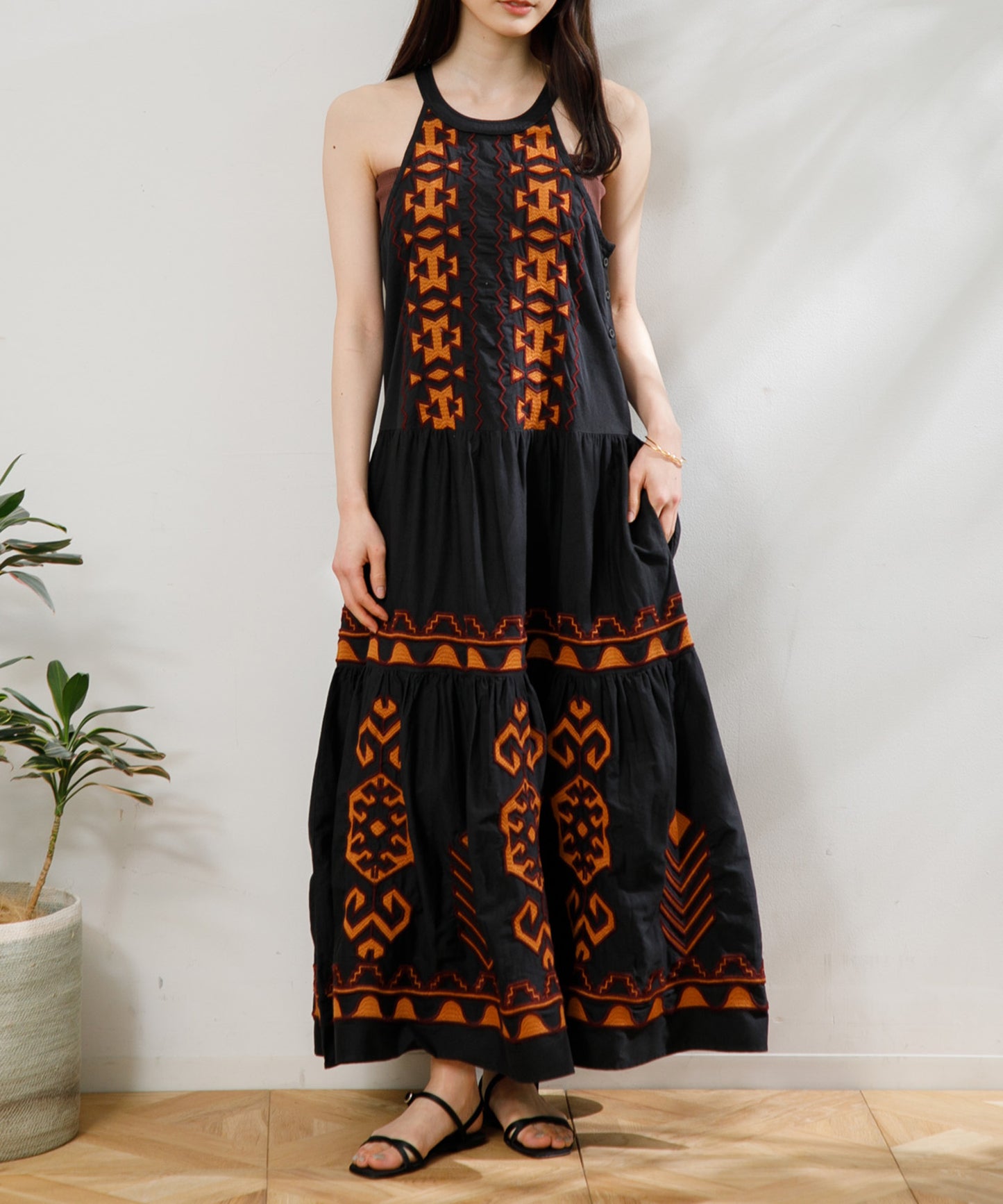 【WOMEN】LEIN / 幾何学柄刺繍ワンピース