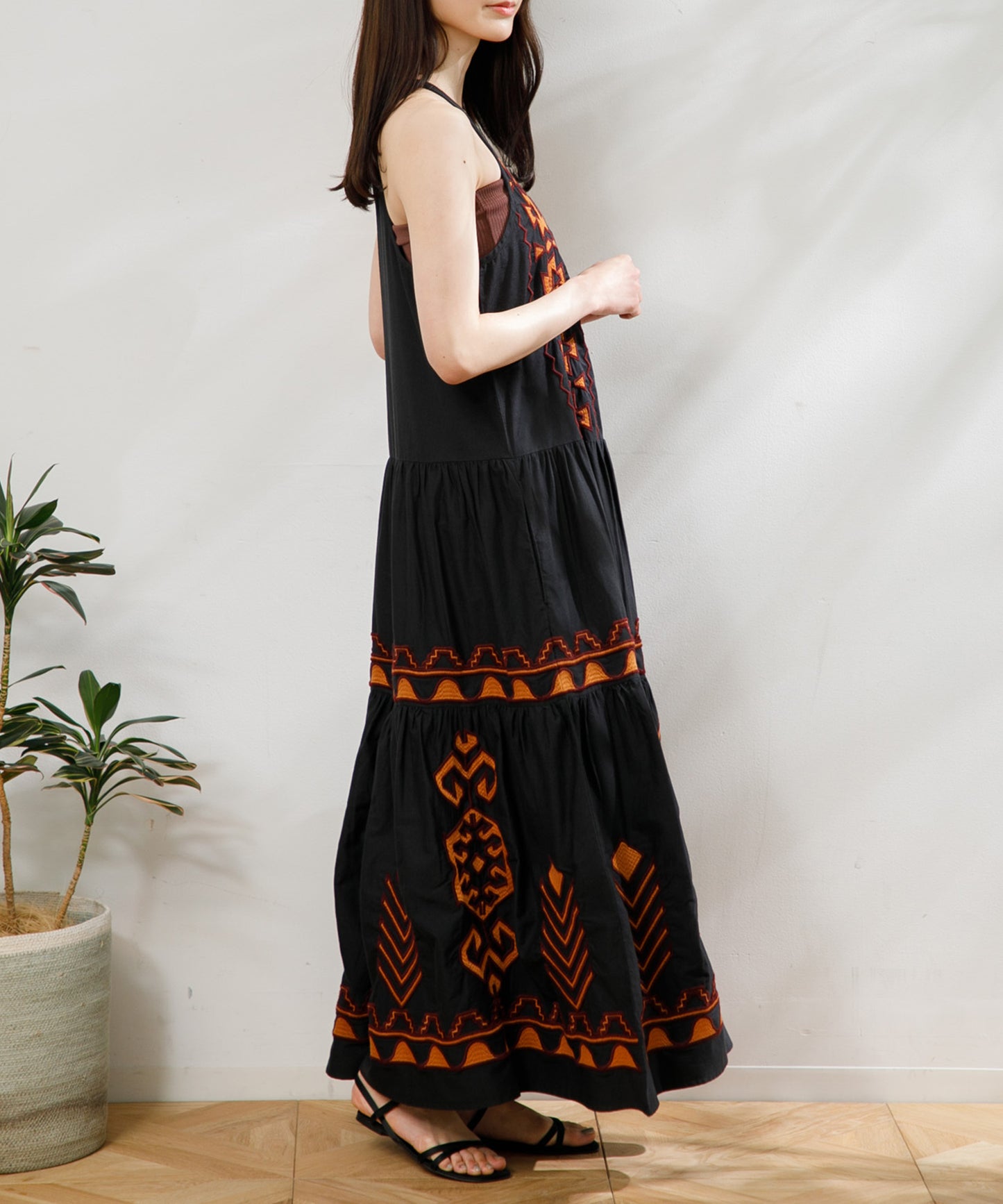 【WOMEN】LEIN / 幾何学柄刺繍ワンピース