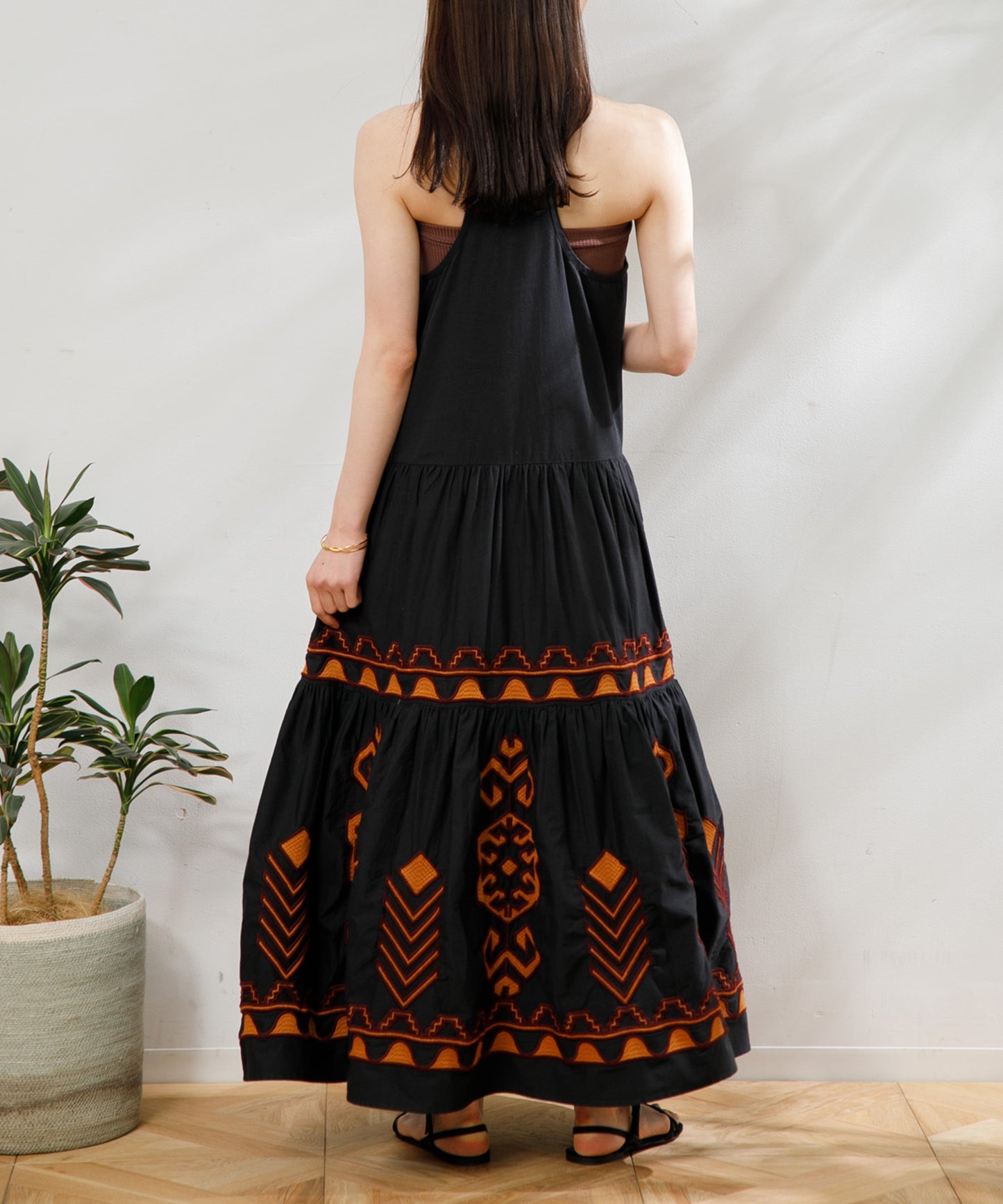【WOMEN】LEIN / 幾何学柄刺繍ワンピース