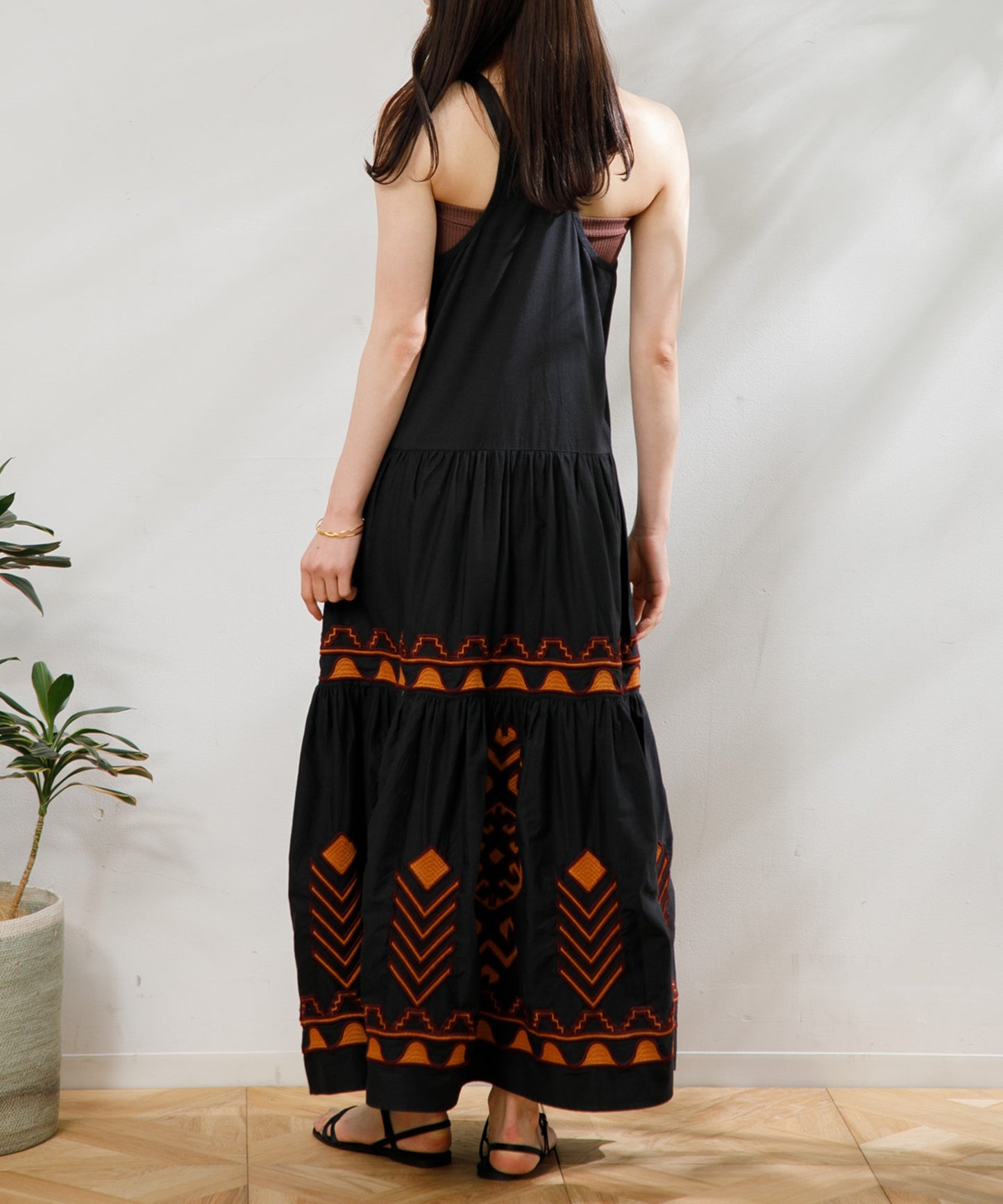 【WOMEN】LEIN / 幾何学柄刺繍ワンピース