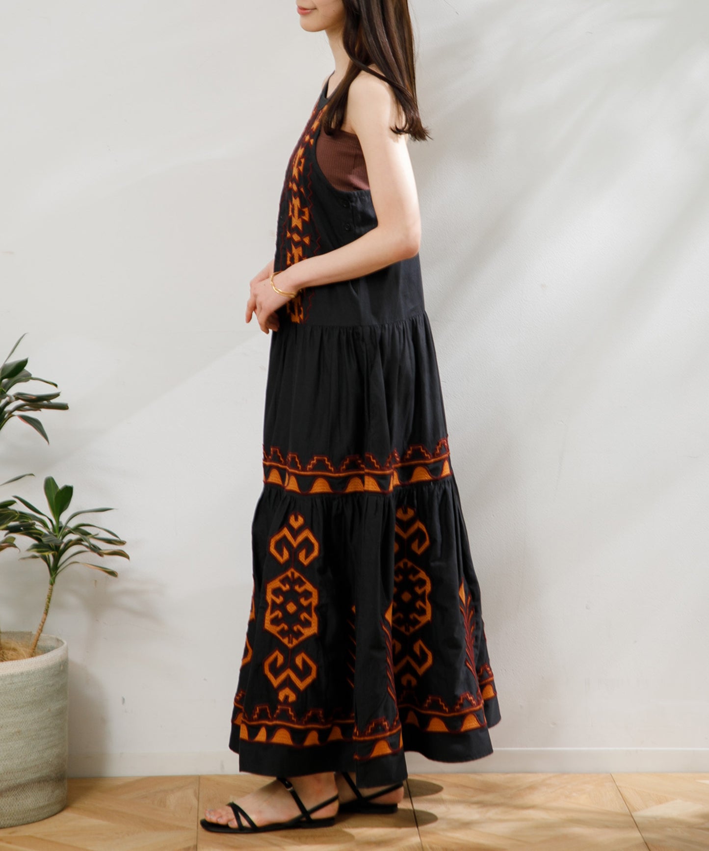 【WOMEN】LEIN / 幾何学柄刺繍ワンピース