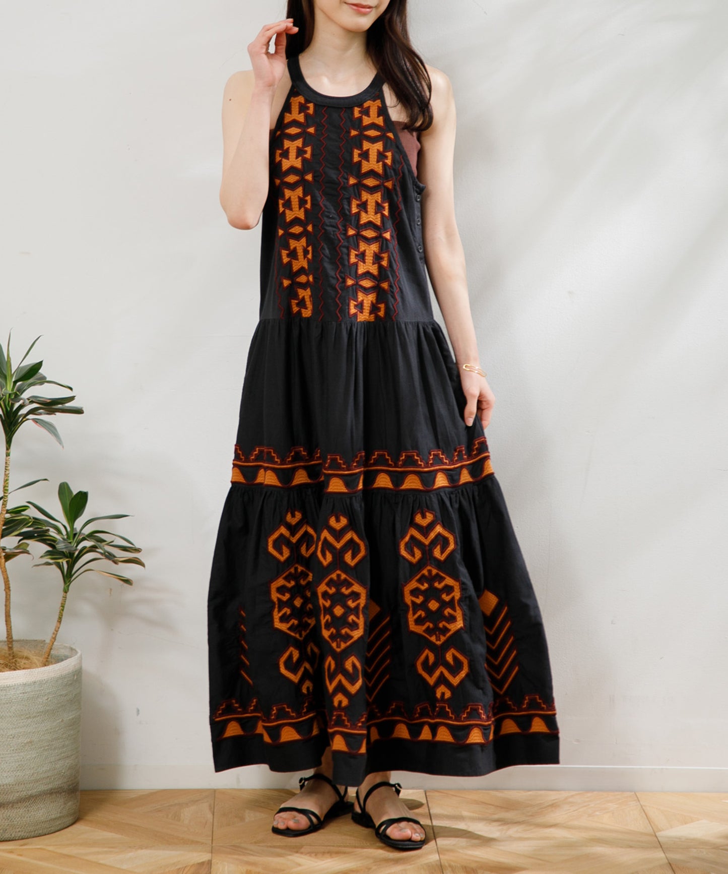 【WOMEN】LEIN / 幾何学柄刺繍ワンピース