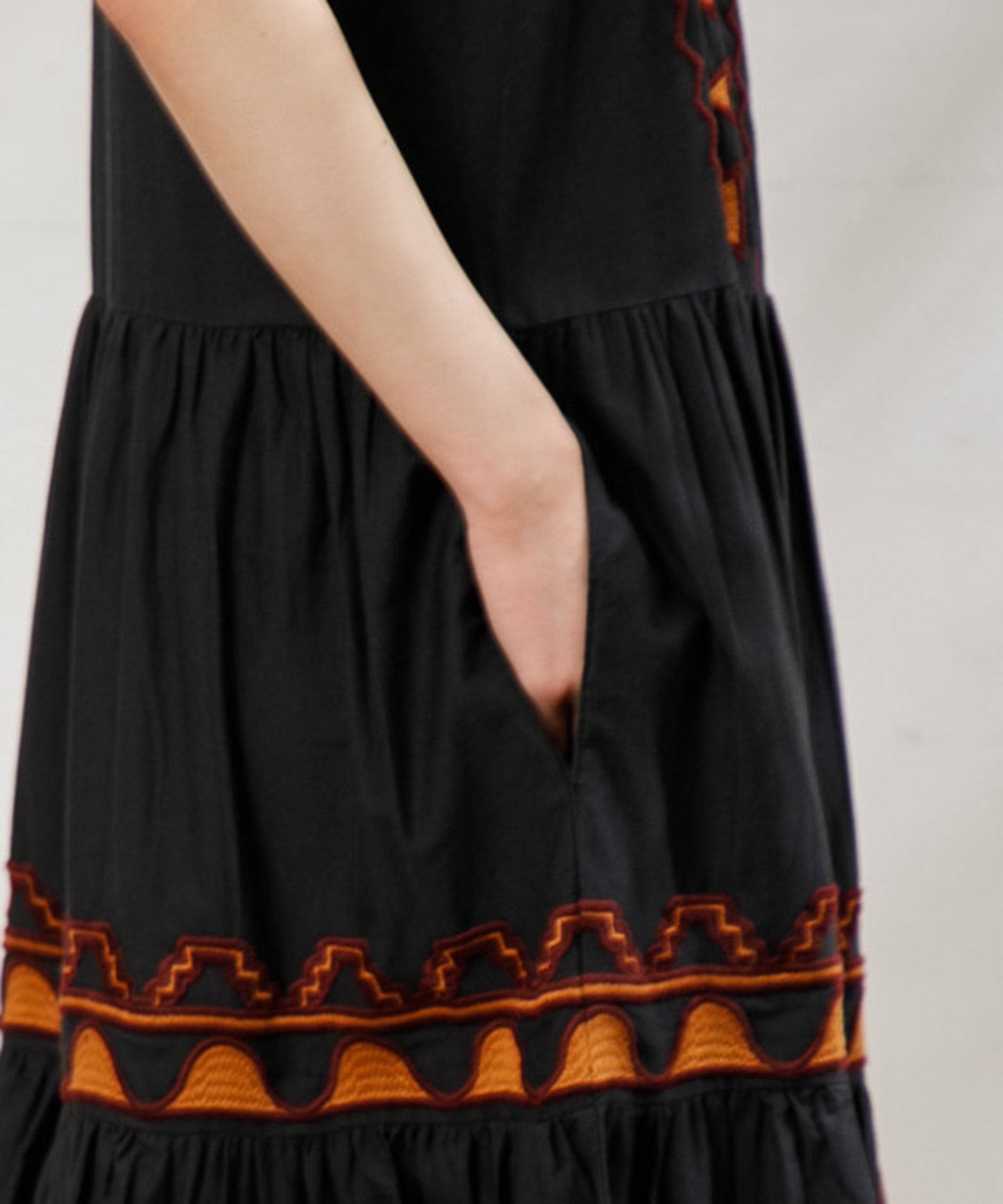 【WOMEN】LEIN / 幾何学柄刺繍ワンピース