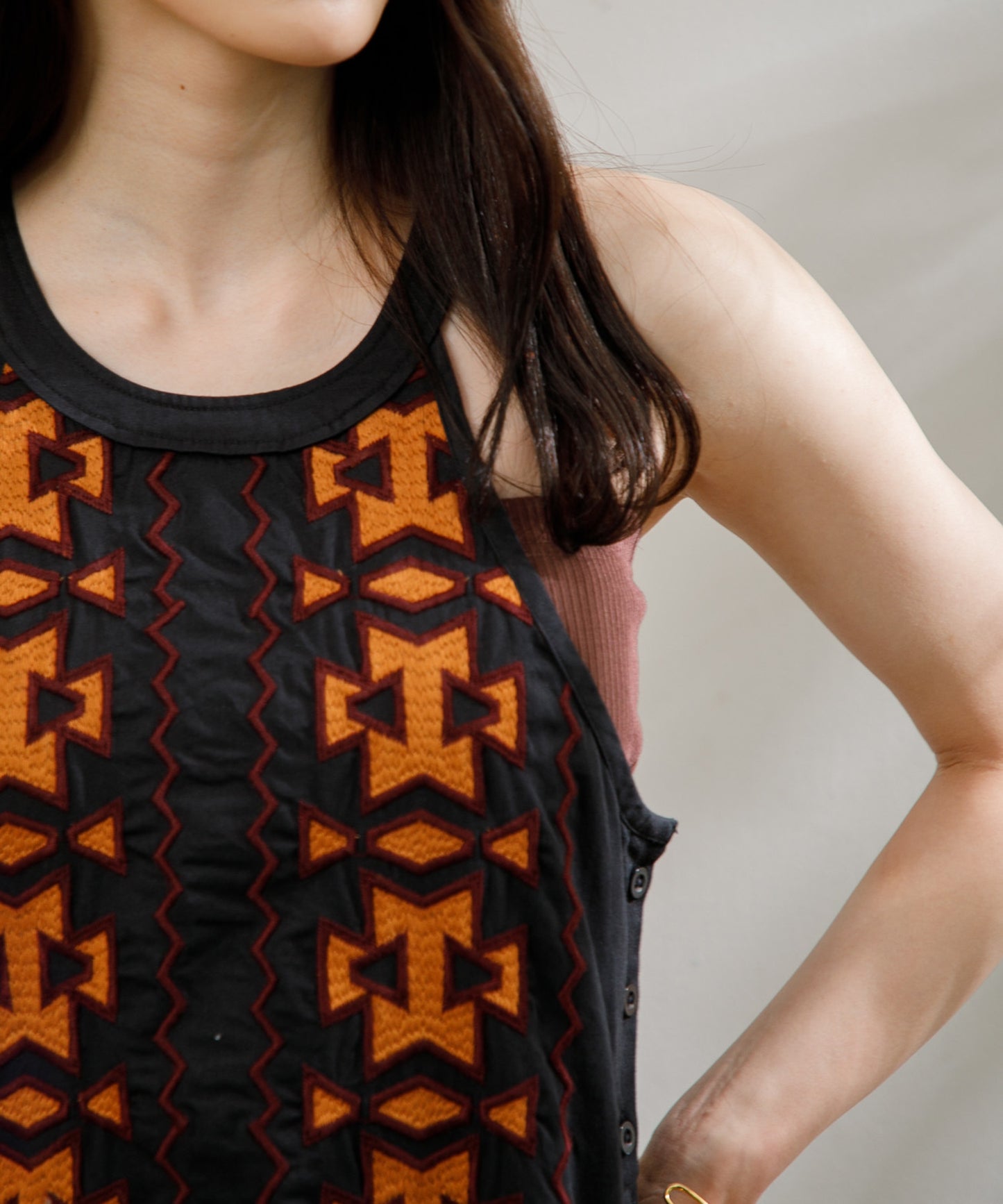 【WOMEN】LEIN / 幾何学柄刺繍ワンピース