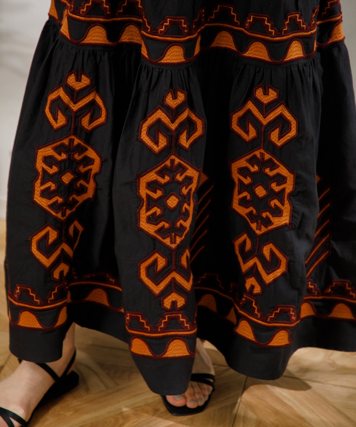 【WOMEN】LEIN / 幾何学柄刺繍ワンピース