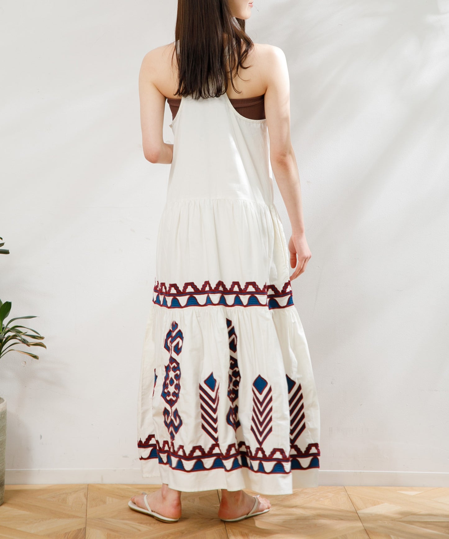 【WOMEN】LEIN / 幾何学柄刺繍ワンピース