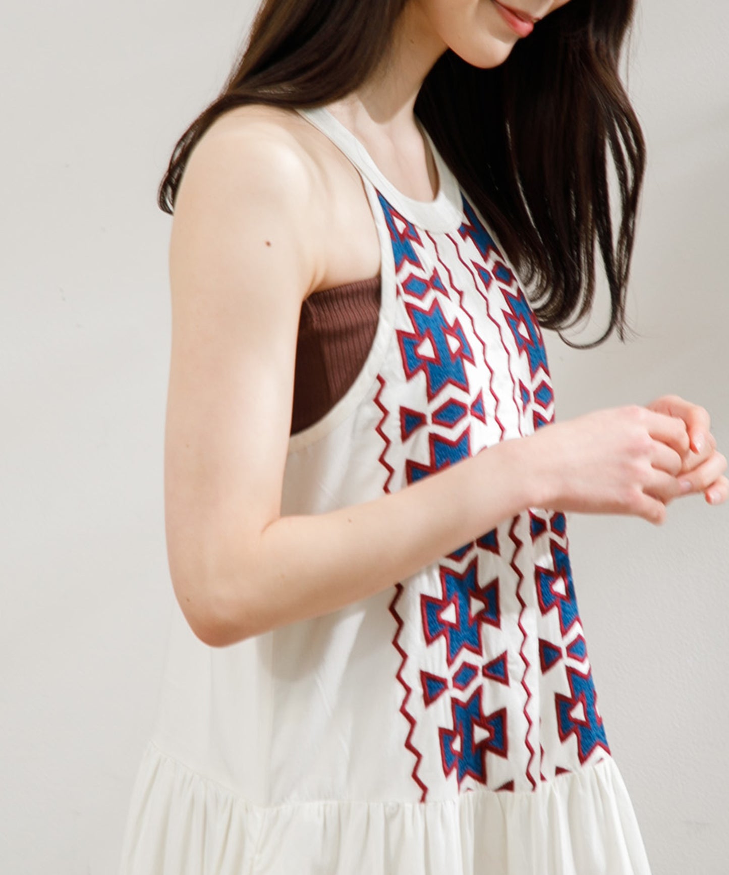 【WOMEN】LEIN / 幾何学柄刺繍ワンピース