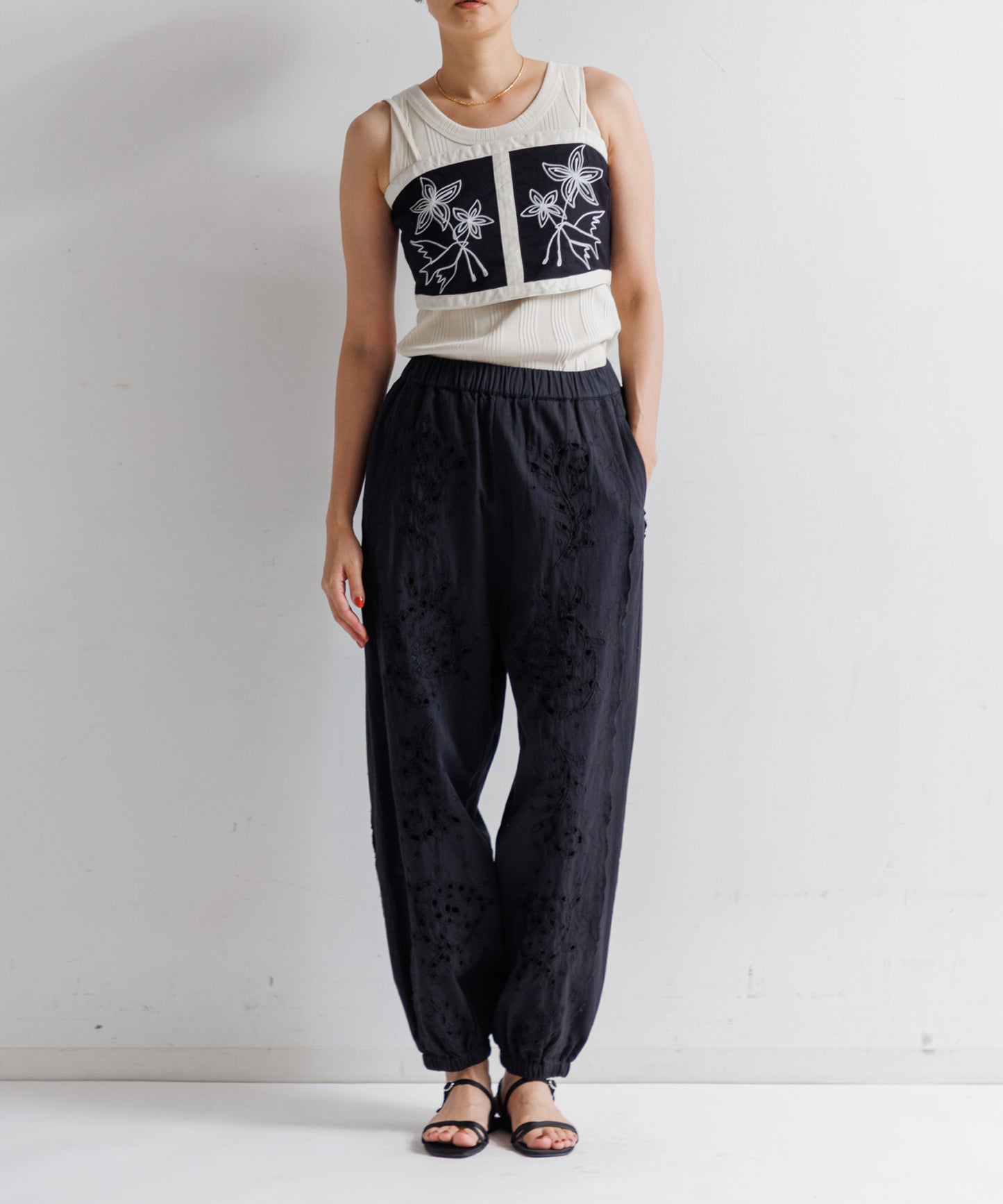 【WOMEN】LEIN コットンリネン切り抜き刺繍パンツ