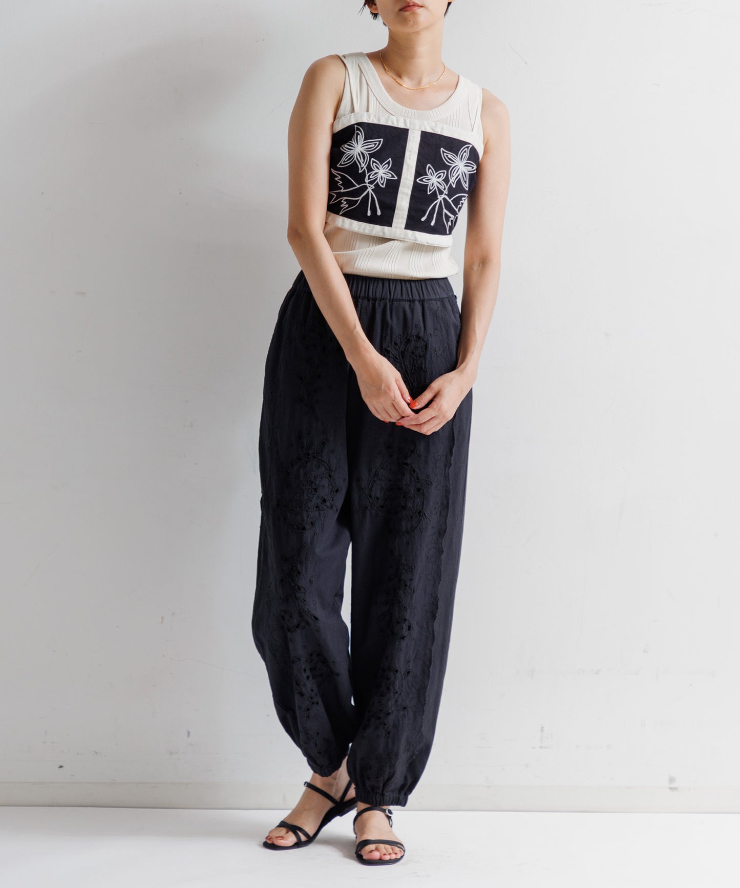 【WOMEN】LEIN コットンリネンアリ刺繍ビスチェ