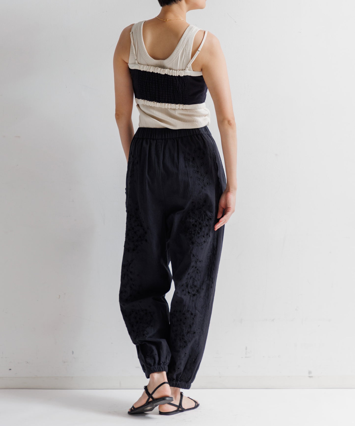 【WOMEN】LEIN コットンリネンアリ刺繍ビスチェ