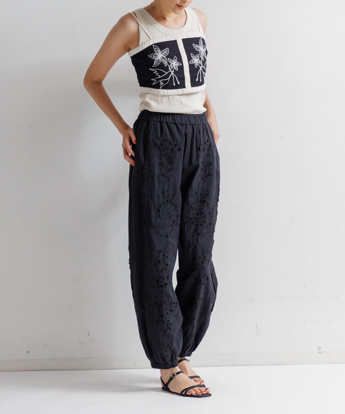 【WOMEN】LEIN コットンリネンアリ刺繍ビスチェ