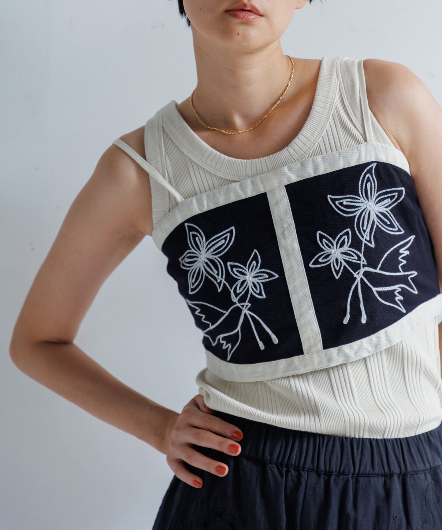 【WOMEN】LEIN コットンリネンアリ刺繍ビスチェ