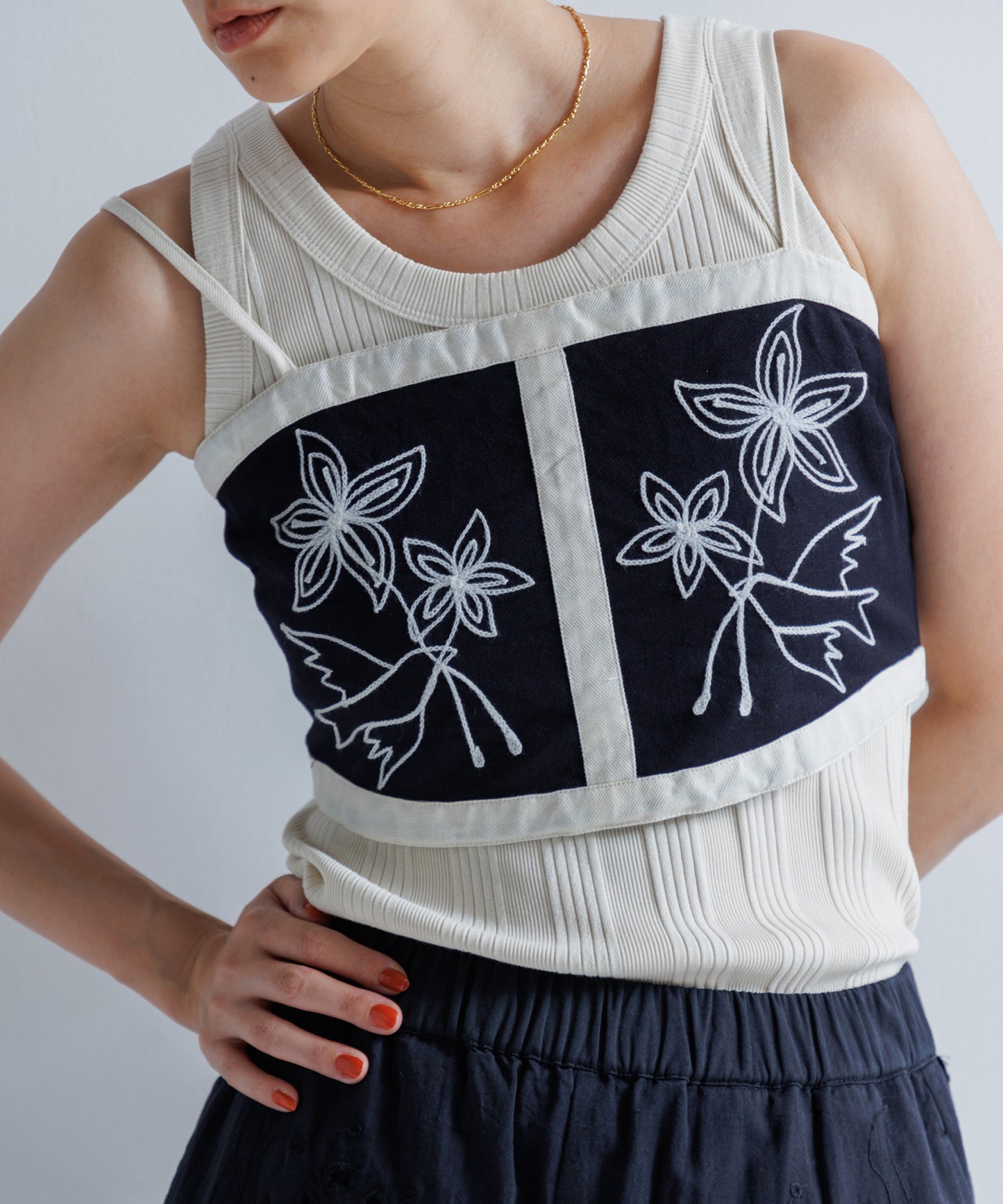 【WOMEN】LEIN コットンリネンアリ刺繍ビスチェ