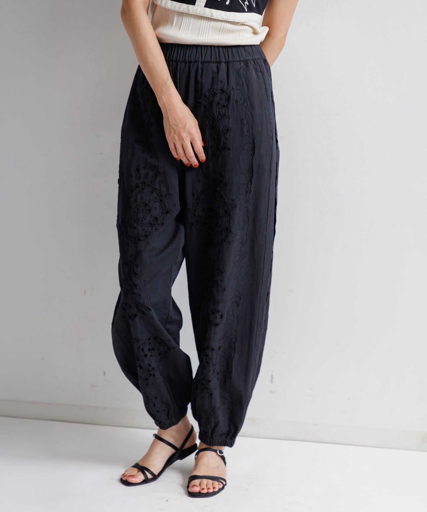 【WOMEN】LEIN コットンリネン切り抜き刺繍パンツ