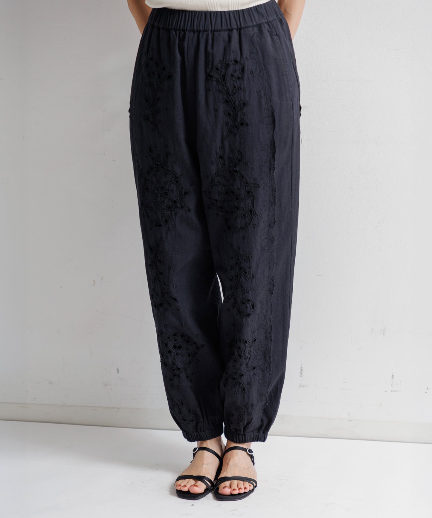 【WOMEN】LEIN コットンリネン切り抜き刺繍パンツ