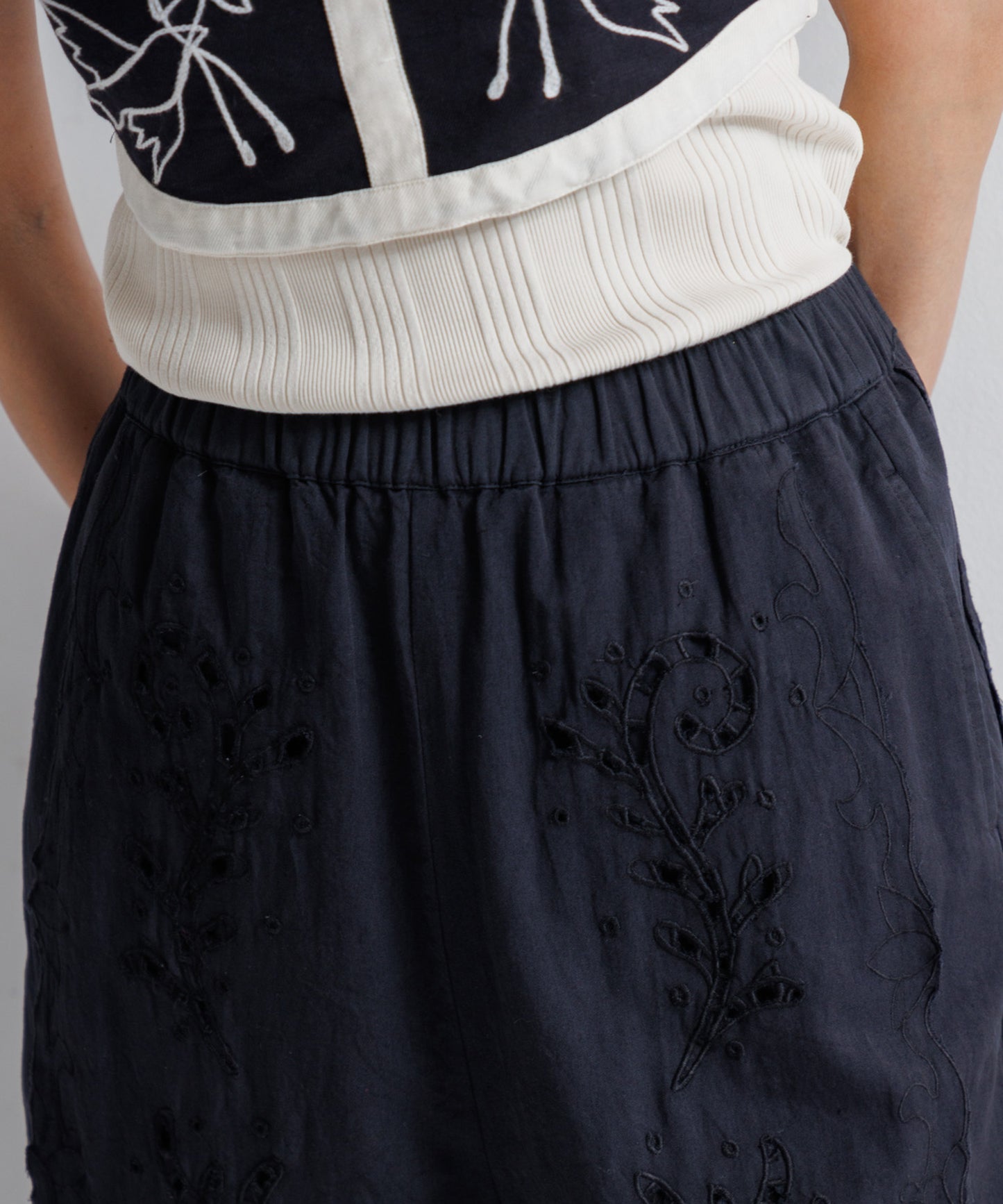 【WOMEN】LEIN コットンリネン切り抜き刺繍パンツ