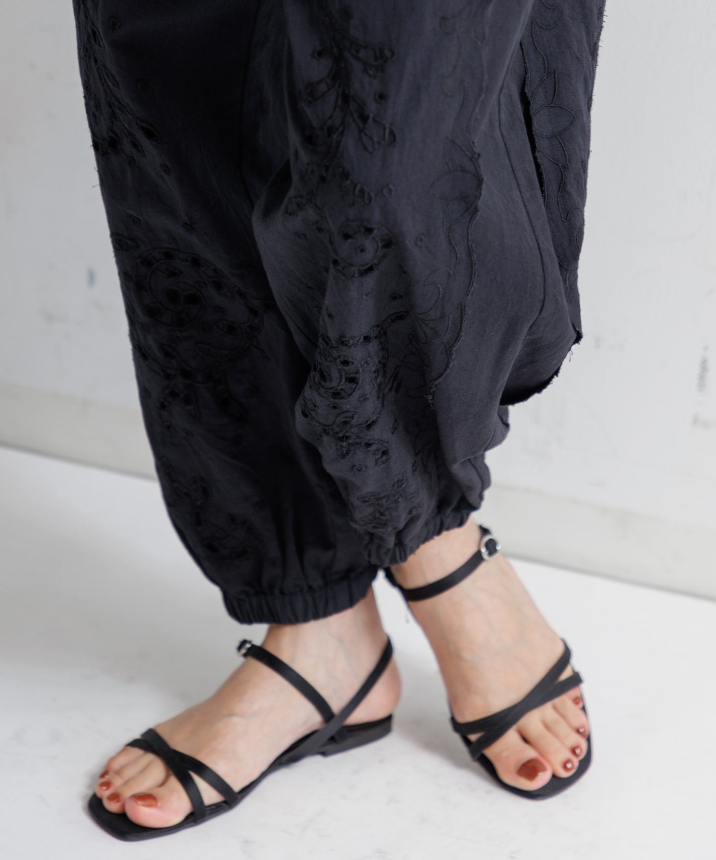 【WOMEN】LEIN コットンリネン切り抜き刺繍パンツ