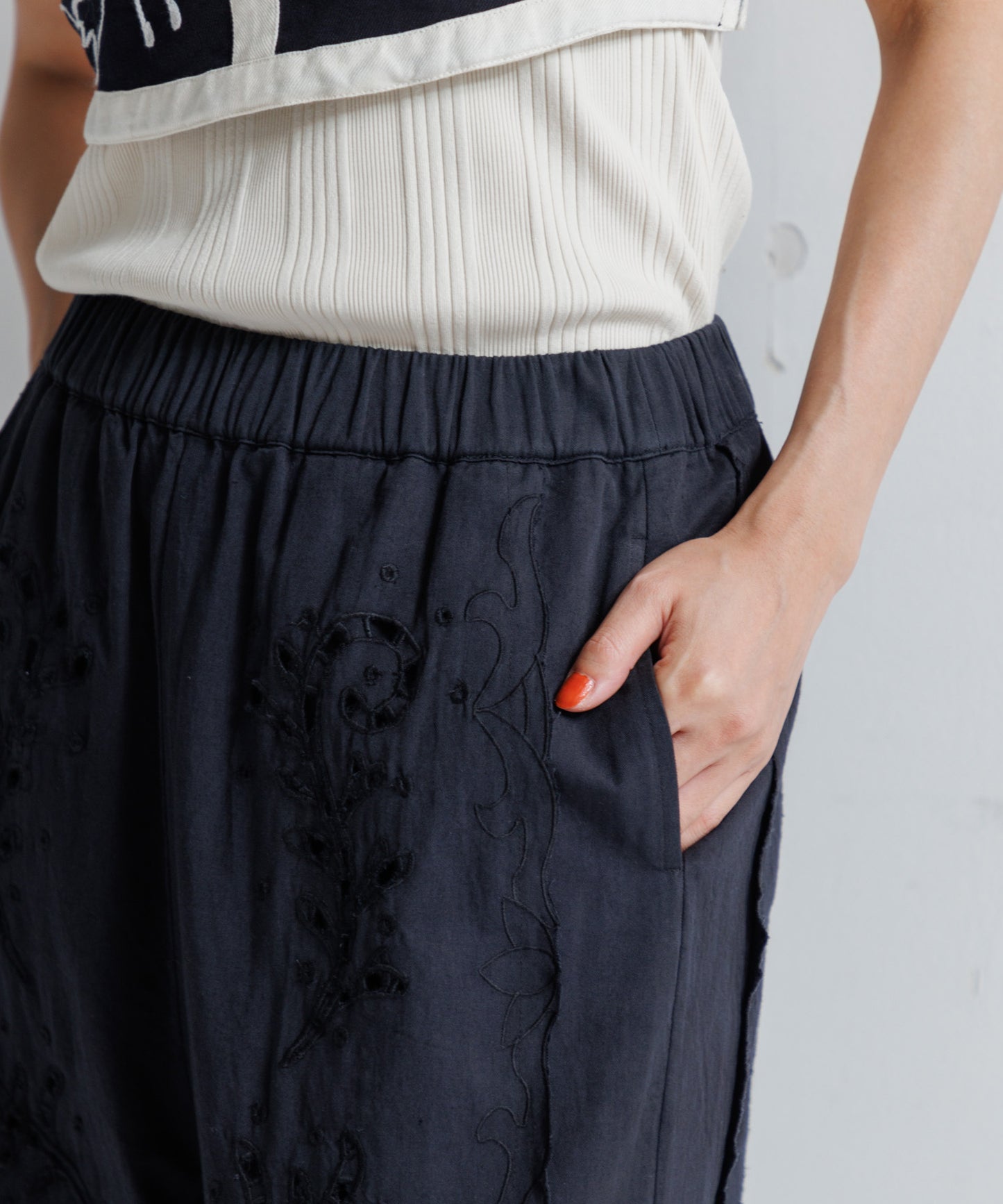 【WOMEN】LEIN コットンリネン切り抜き刺繍パンツ