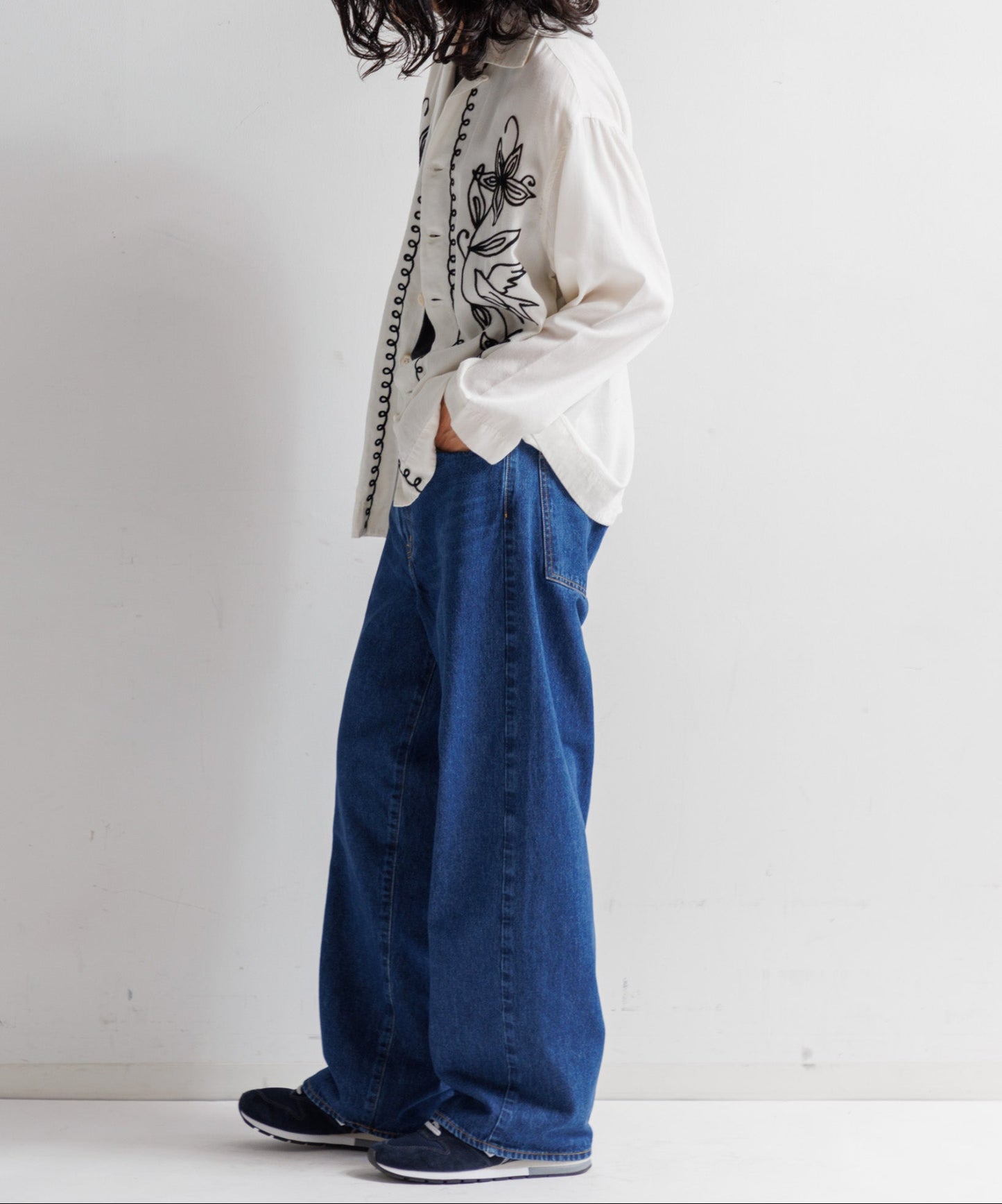 【MEN , WOMEN】LEIN / ボタニカルアリ刺繍シャツ