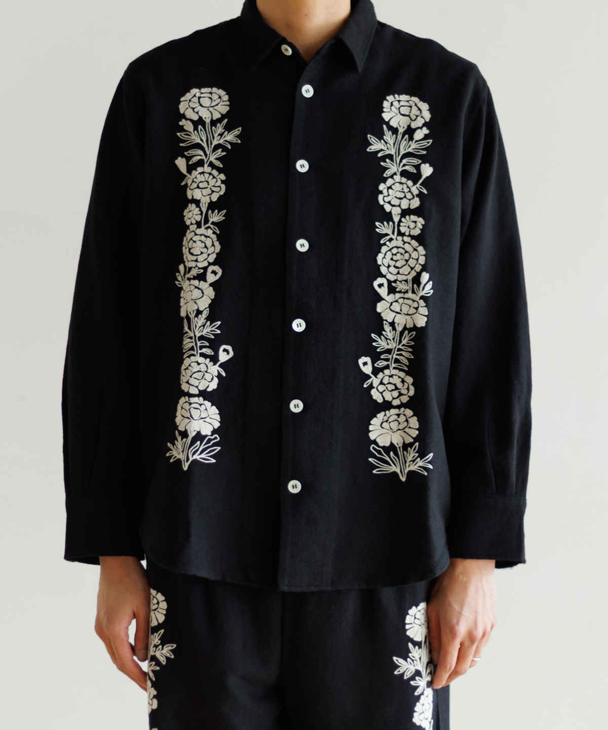【MEN , WOMEN】LEIN ウールコットンフラワー刺繍シャツ