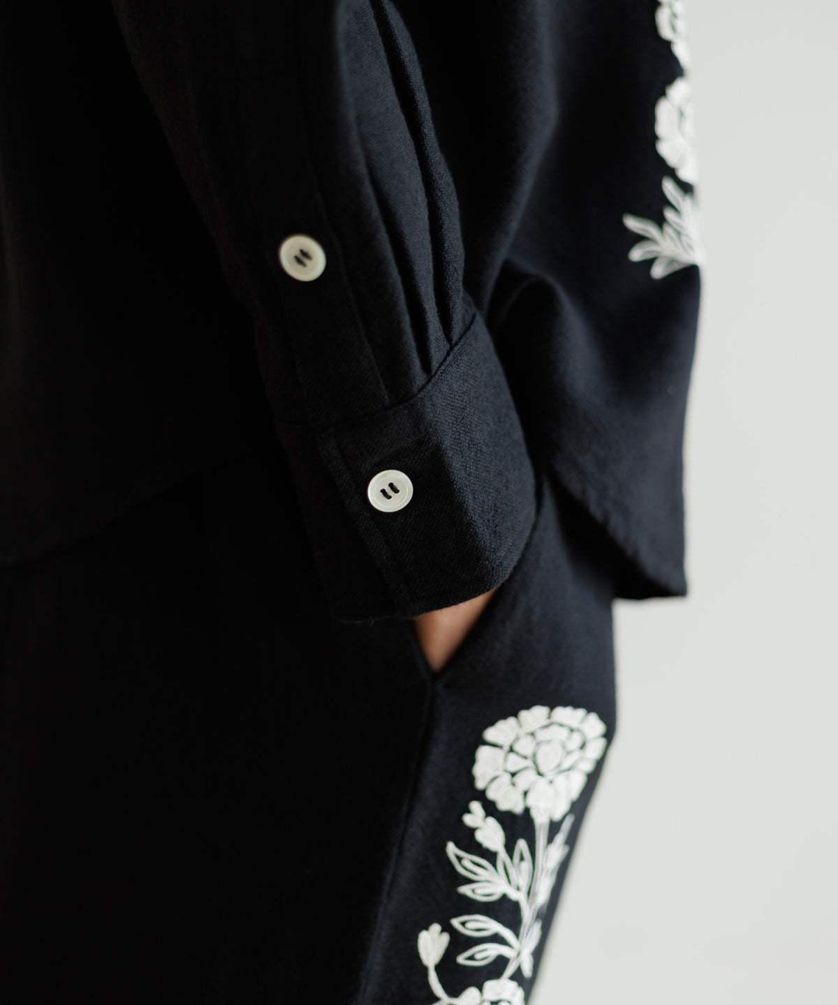 【MEN , WOMEN】LEIN ウールコットンフラワー刺繍シャツ