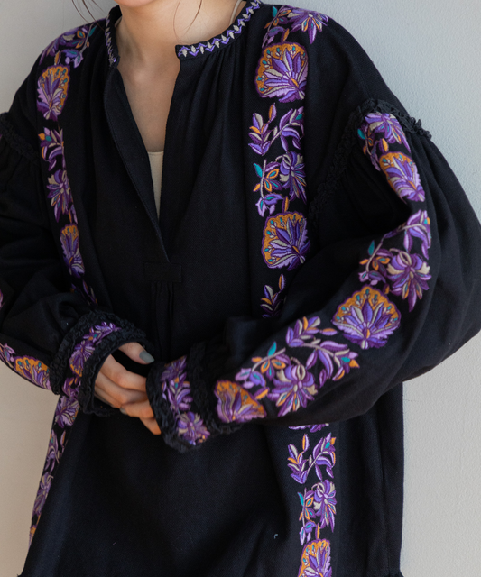 【WOMEN】LEIN リボンテープ刺繍ブラウスの写真