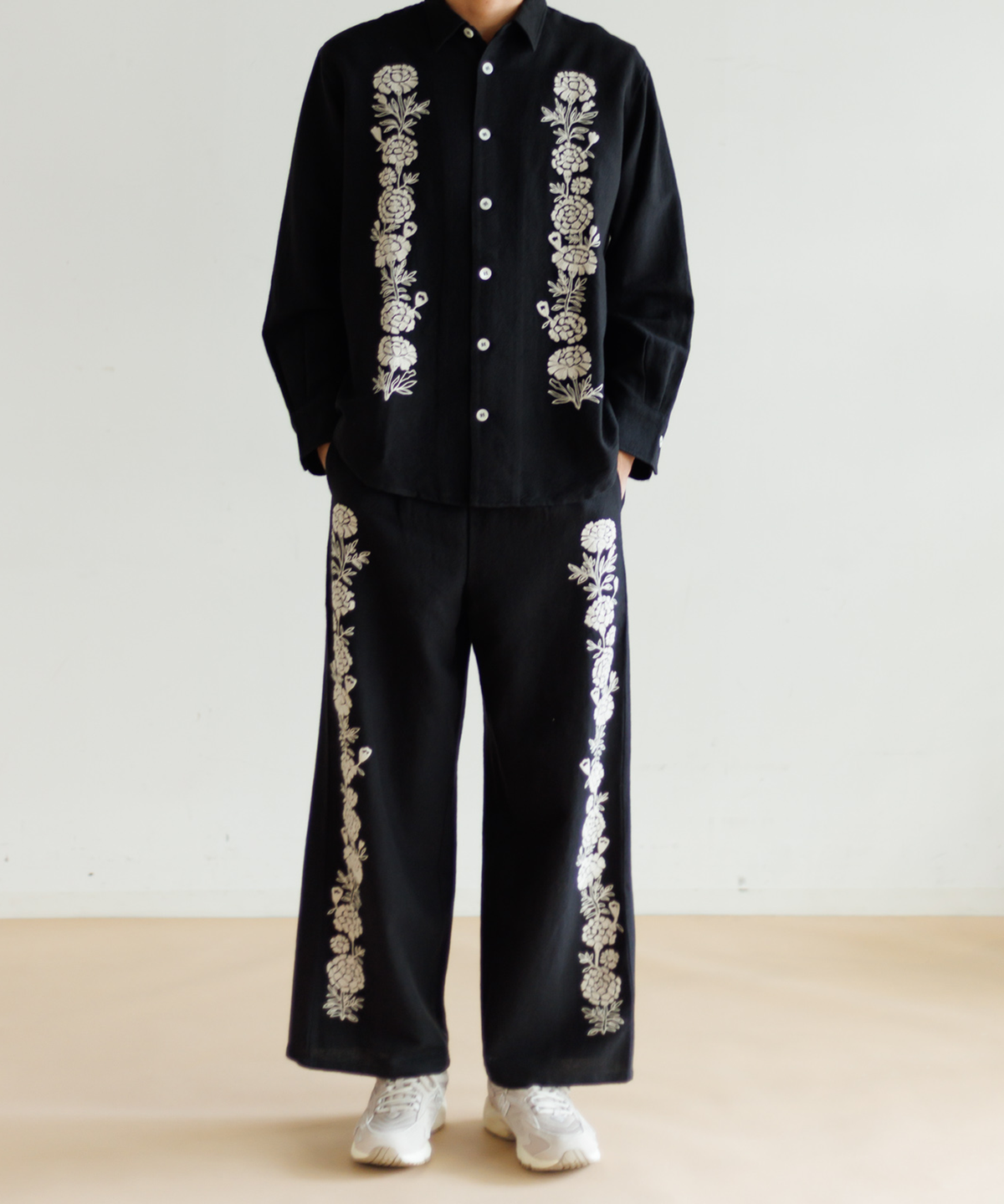 【MEN , WOMEN】LEIN ウールコットンフラワー刺繍パンツ