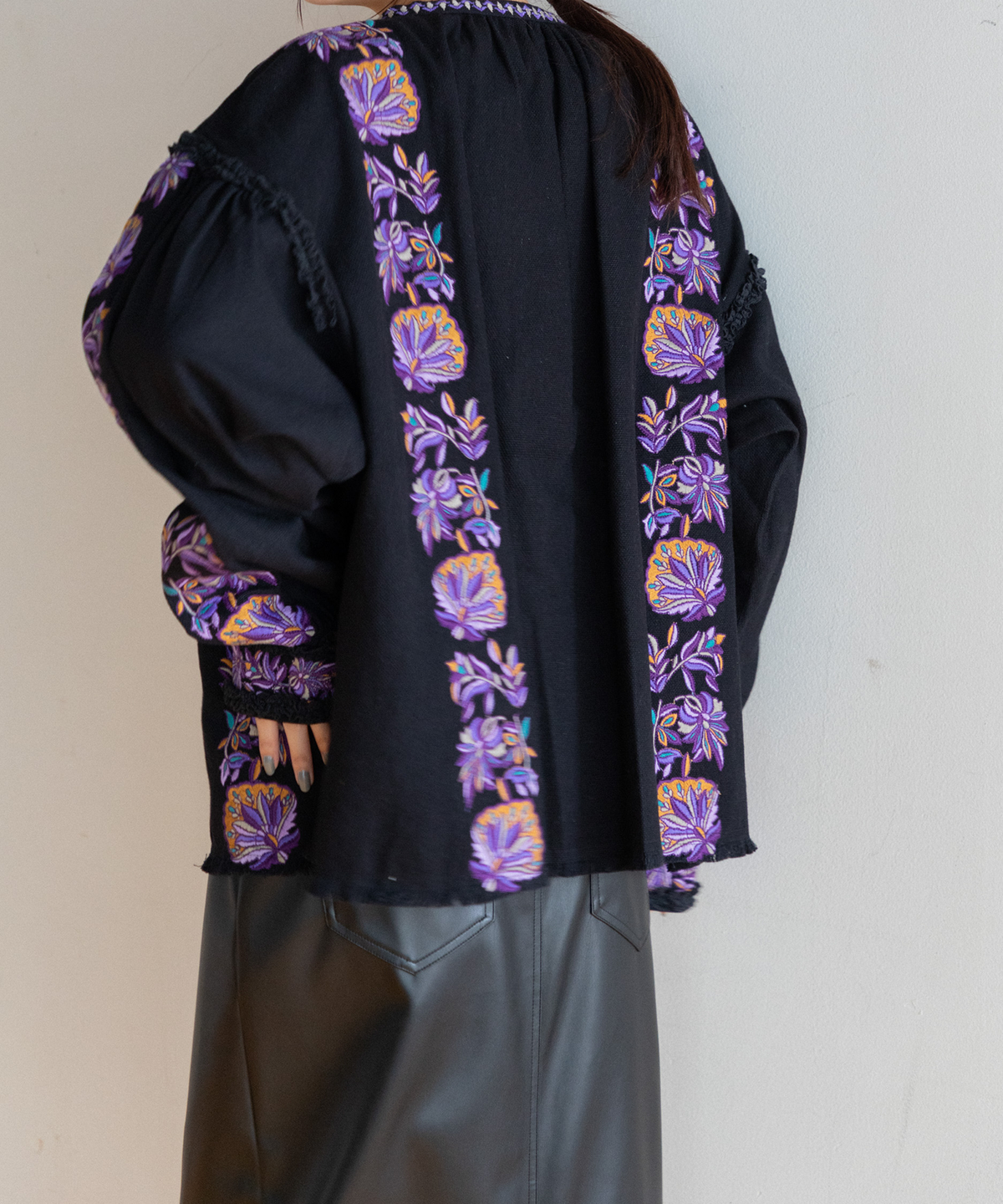 【WOMEN】LEIN リボンテープ刺繍ブラウス