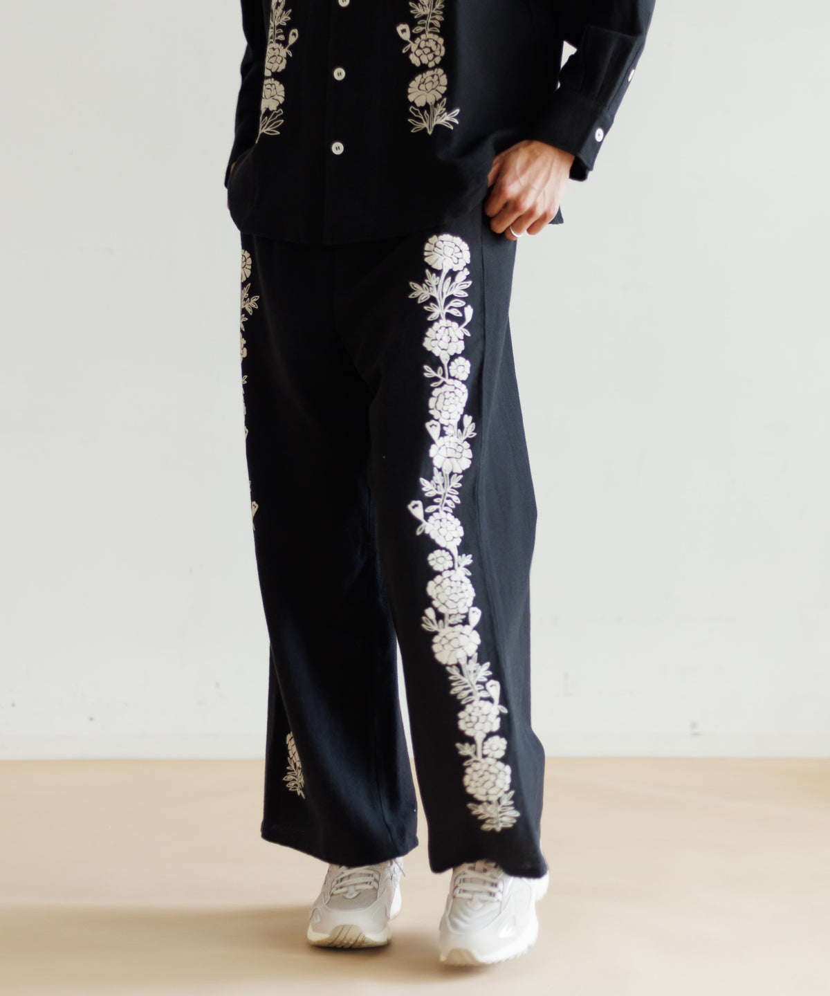 【MEN , WOMEN】LEIN ウールコットンフラワー刺繍パンツ