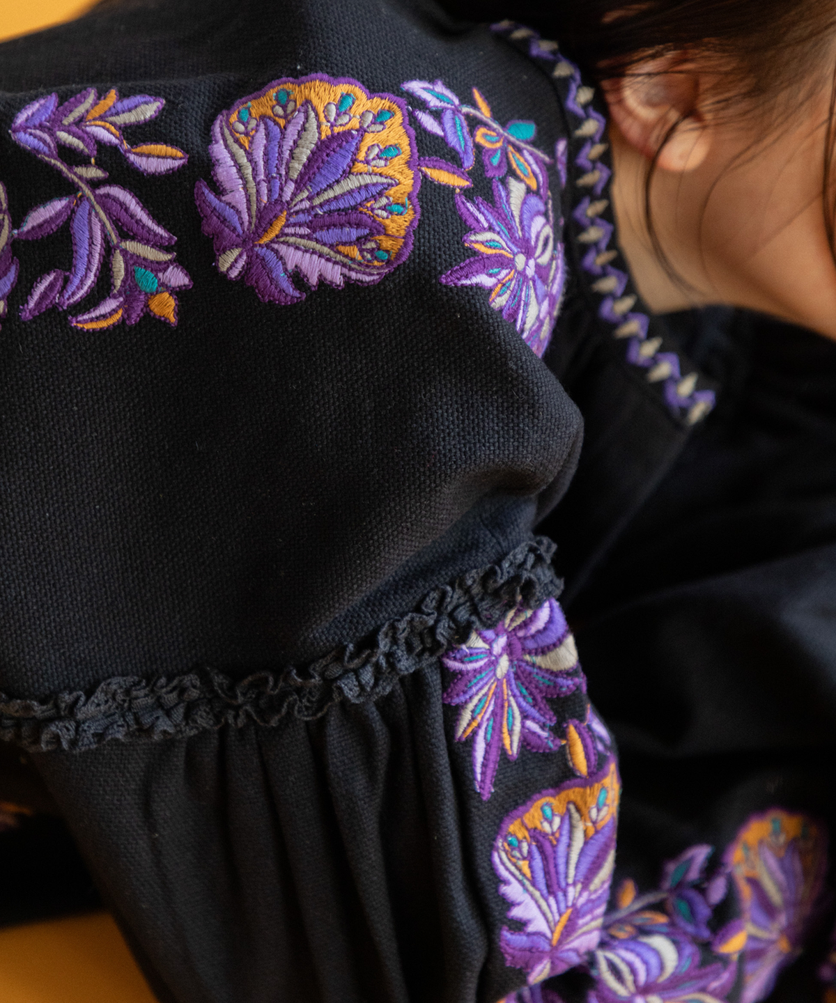 【WOMEN】LEIN リボンテープ刺繍ブラウス