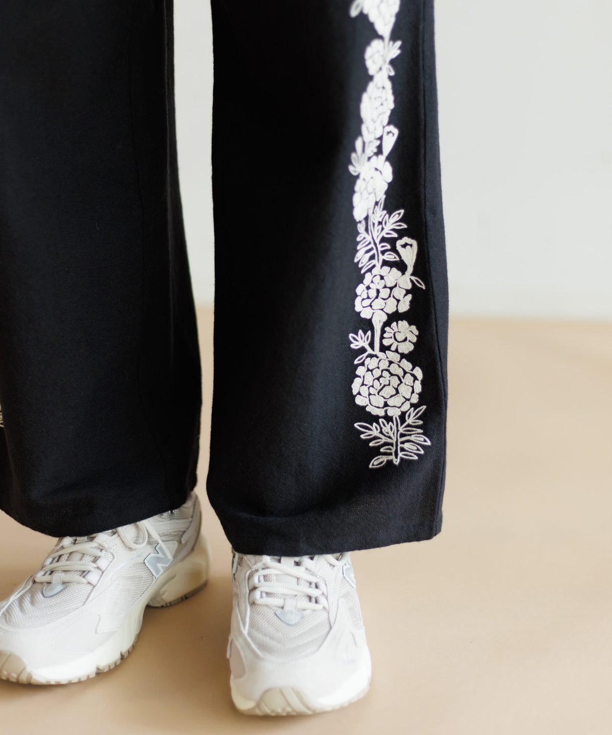 【MEN , WOMEN】LEIN ウールコットンフラワー刺繍パンツ
