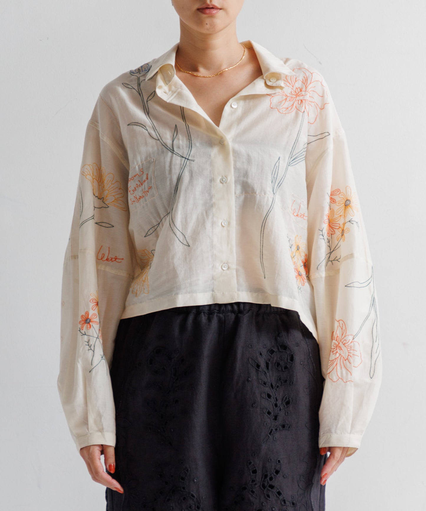 【WOMEN】LEIN コットンシルクボタニカル刺繍シャツ