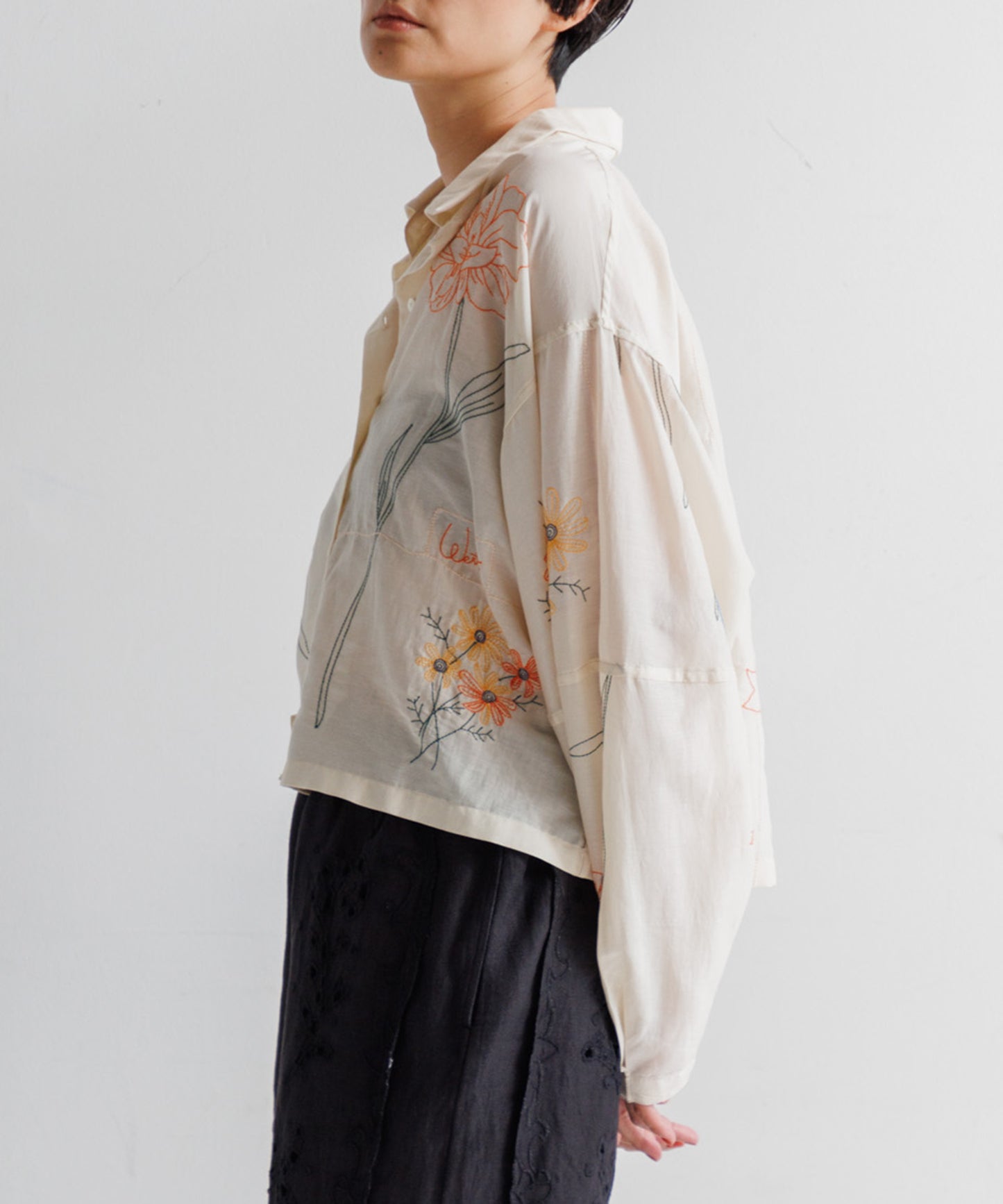 【WOMEN】LEIN コットンシルクボタニカル刺繍シャツ