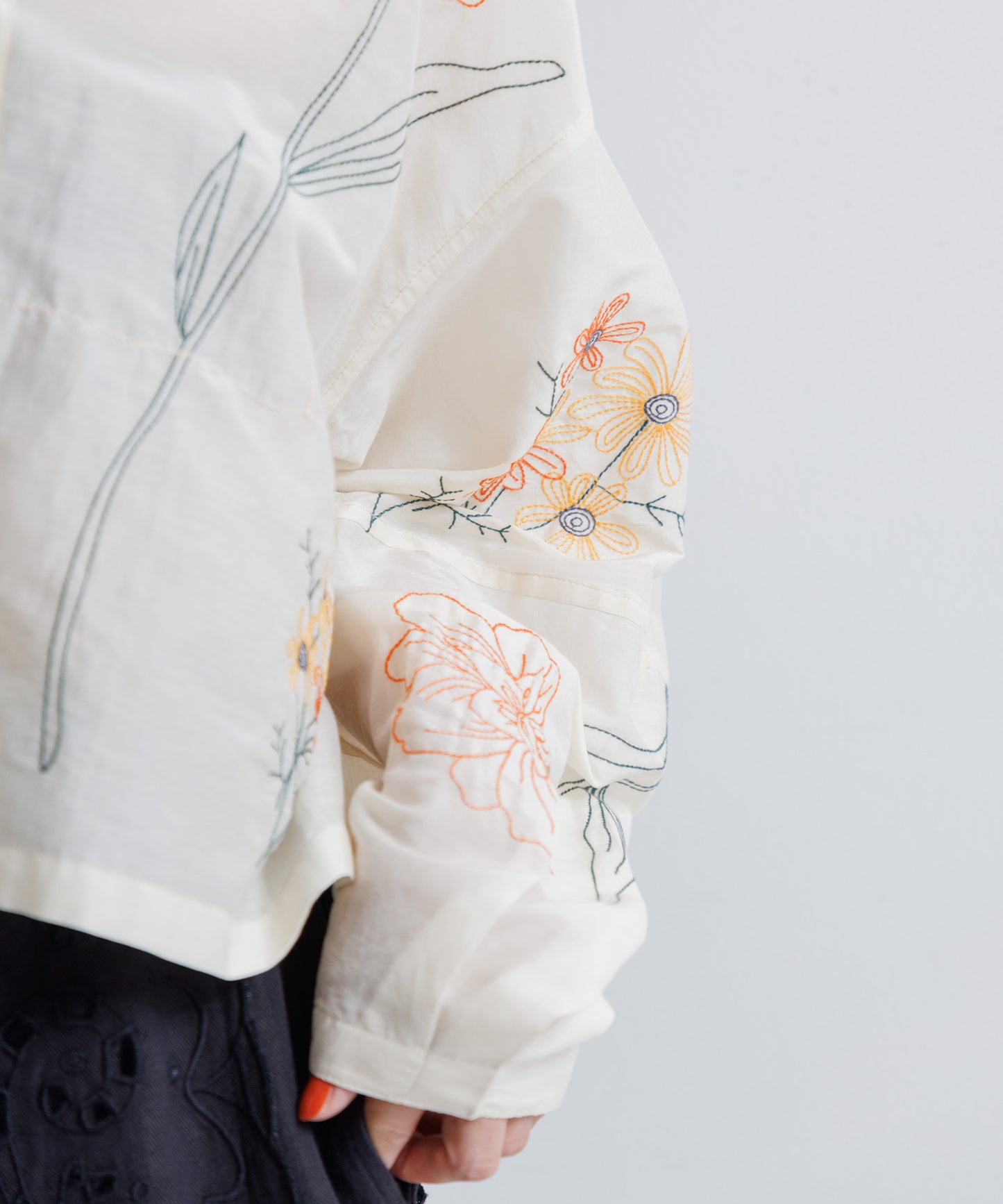 【WOMEN】LEIN コットンシルクボタニカル刺繍シャツ