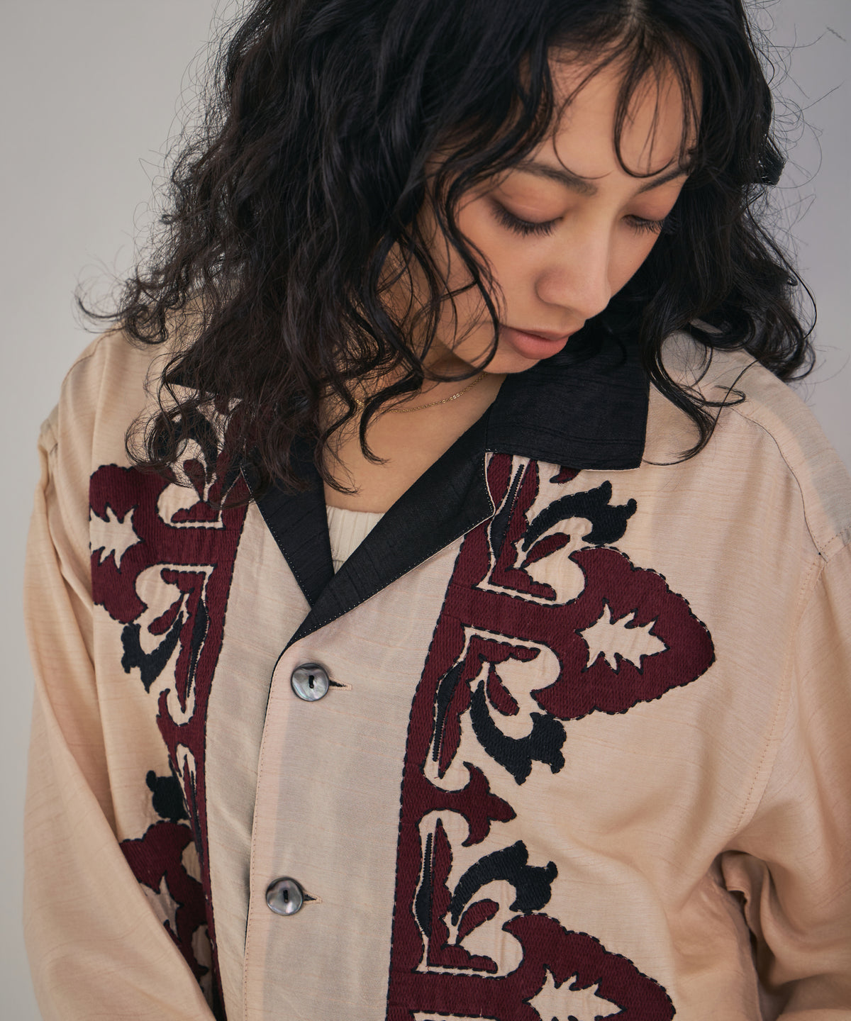 【MEN , WOMEN】オーナメント刺繍スラブレーヨンシャツ