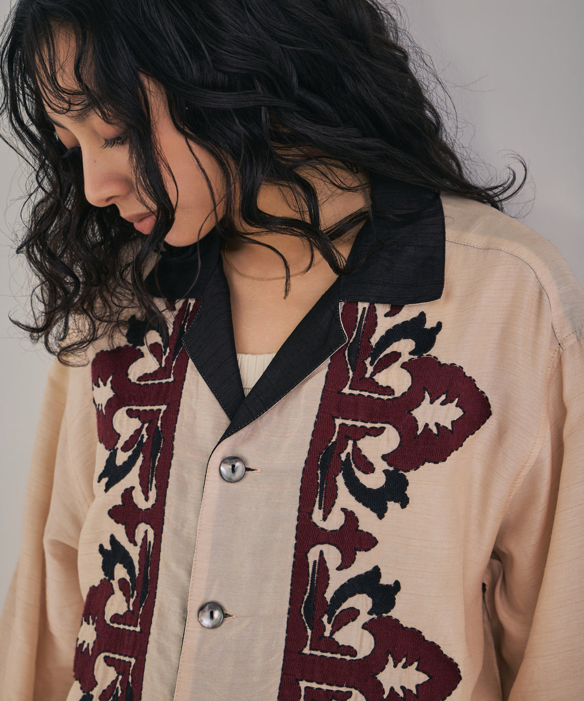 【MEN , WOMEN】オーナメント刺繍スラブレーヨンシャツ