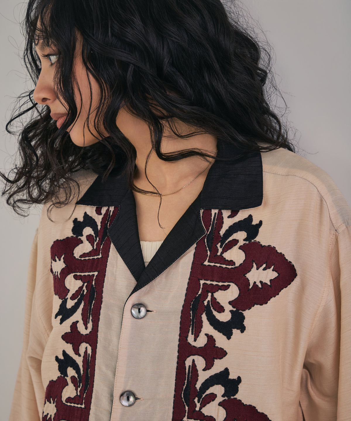 【MEN , WOMEN】オーナメント刺繍スラブレーヨンシャツ