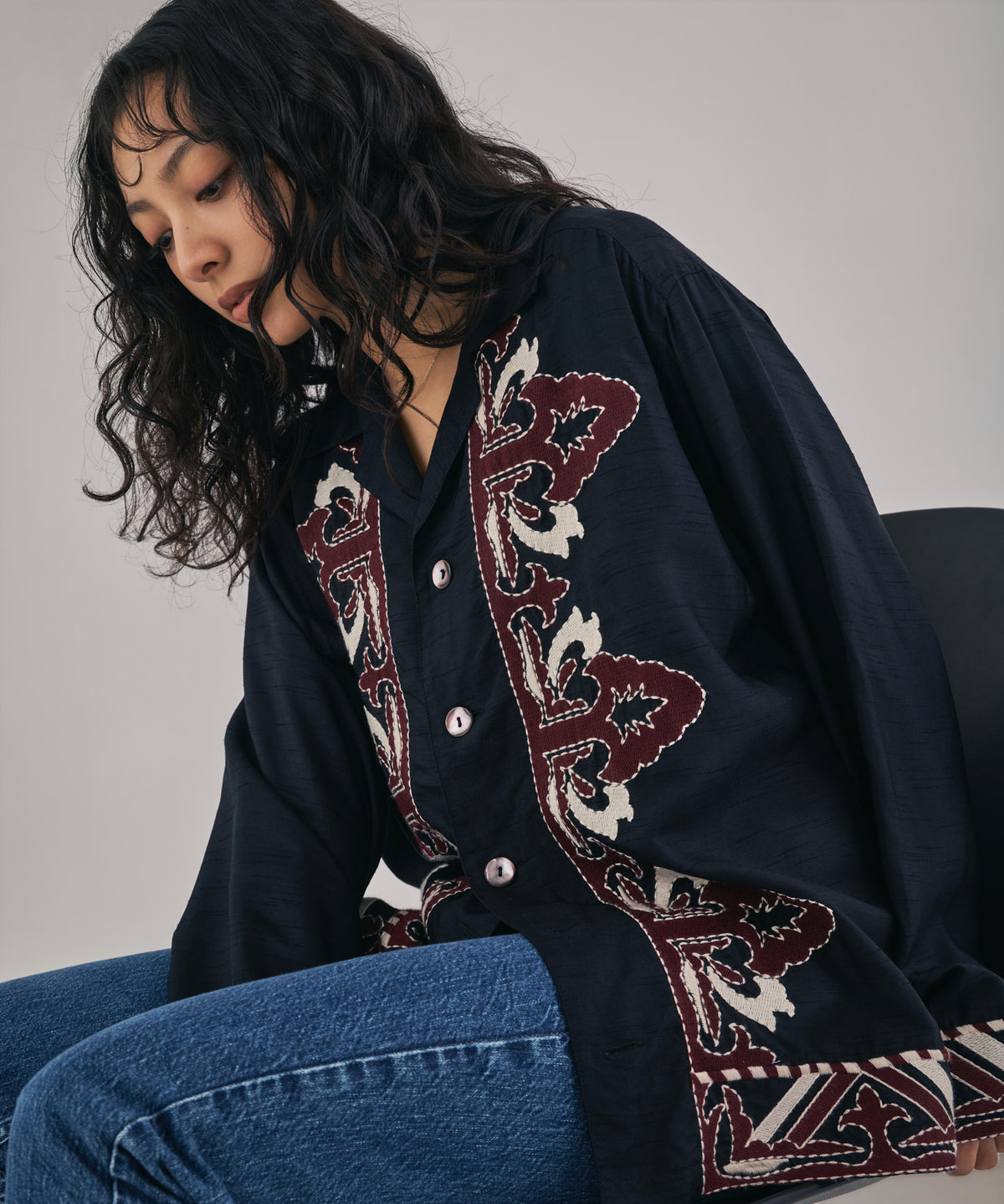 【MEN , WOMEN】オーナメント刺繍スラブレーヨンシャツ