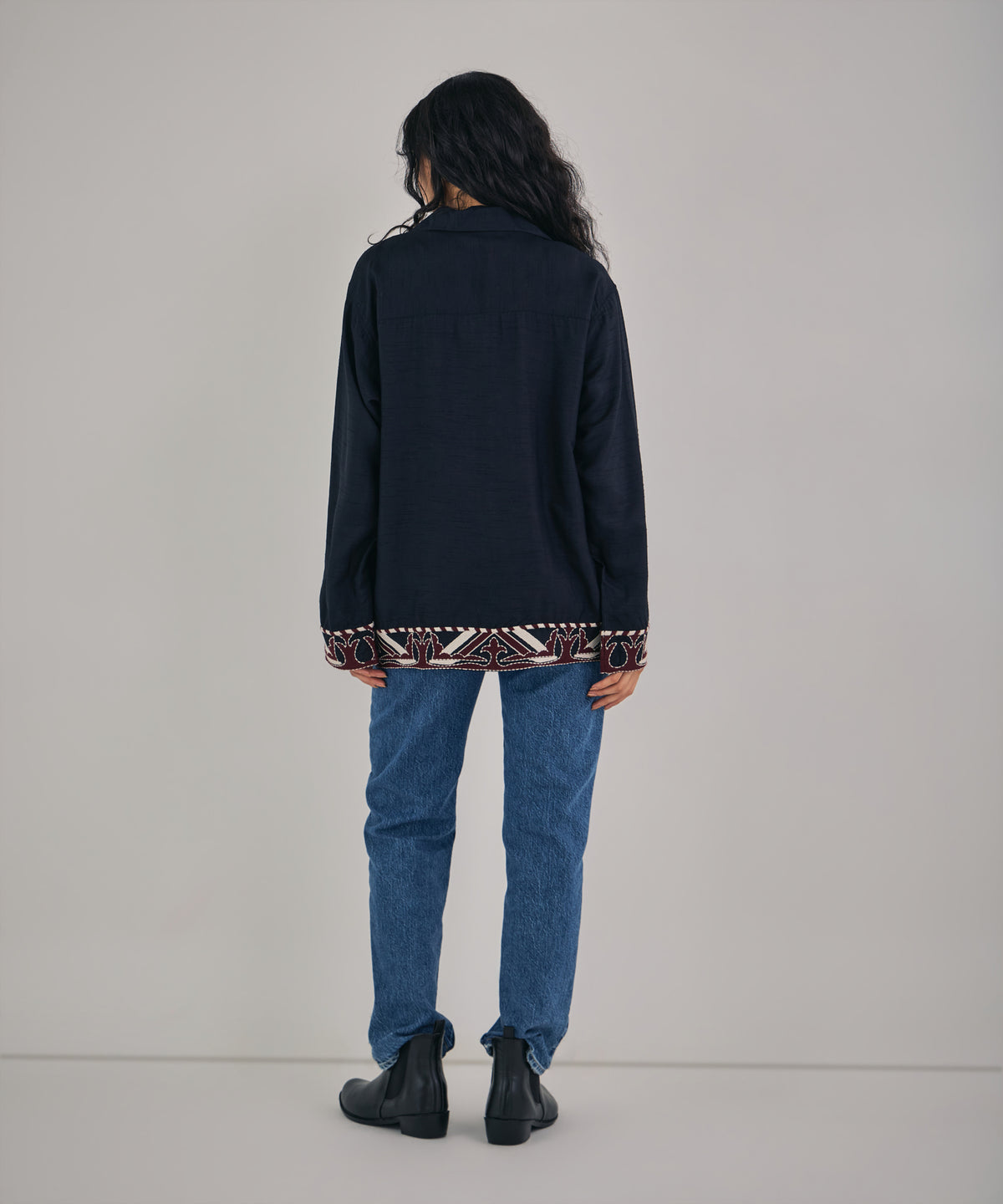 【MEN , WOMEN】オーナメント刺繍スラブレーヨンシャツ