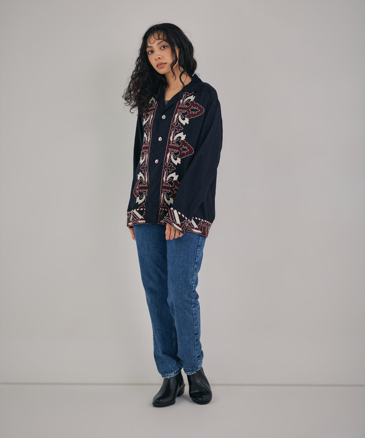 【MEN , WOMEN】オーナメント刺繍スラブレーヨンシャツ
