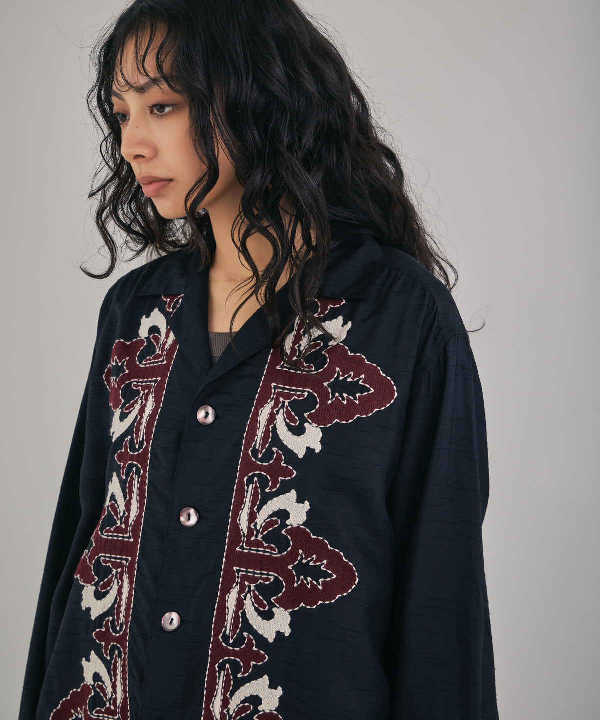 【MEN , WOMEN】オーナメント刺繍スラブレーヨンシャツ