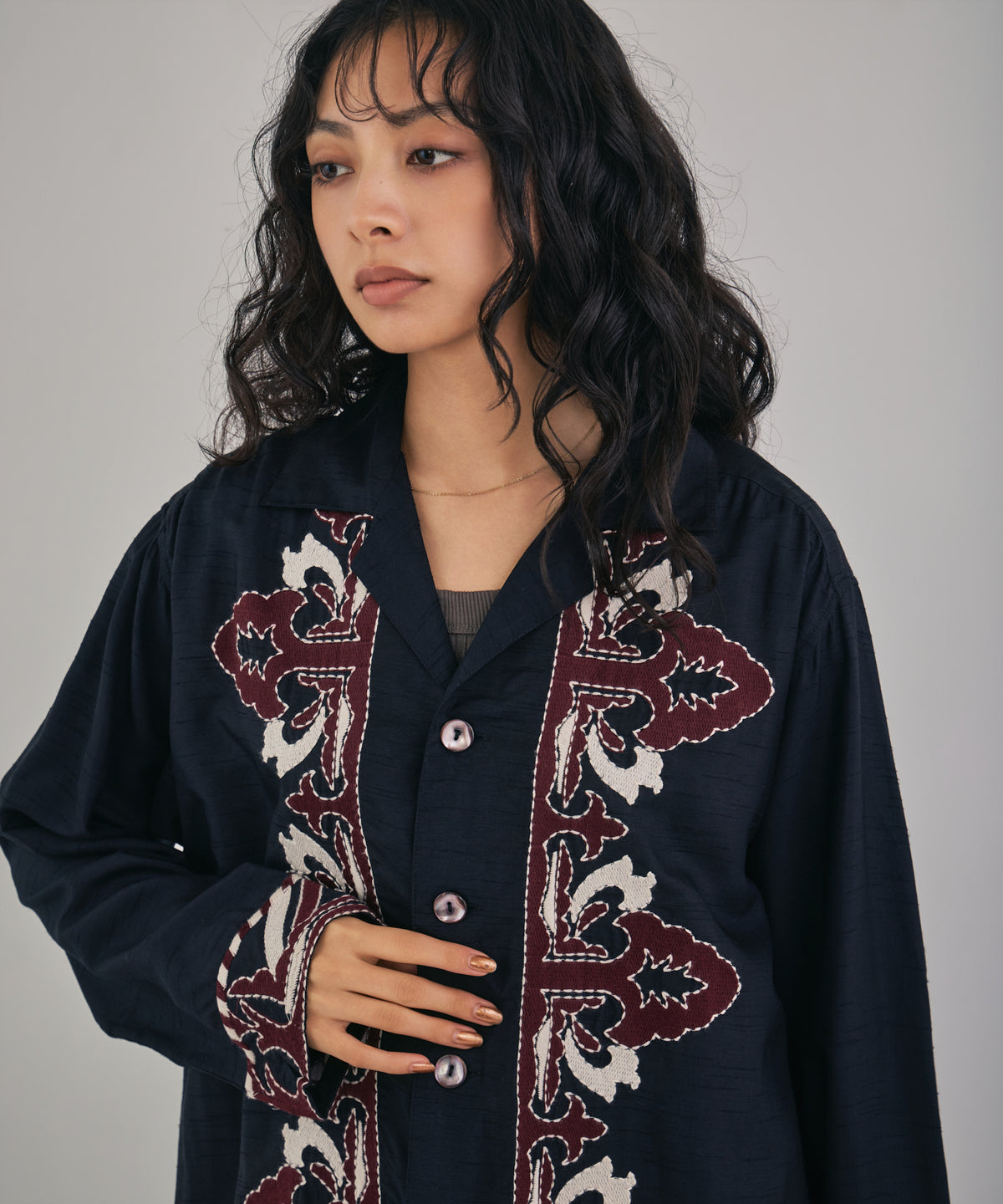 【MEN , WOMEN】オーナメント刺繍スラブレーヨンシャツ