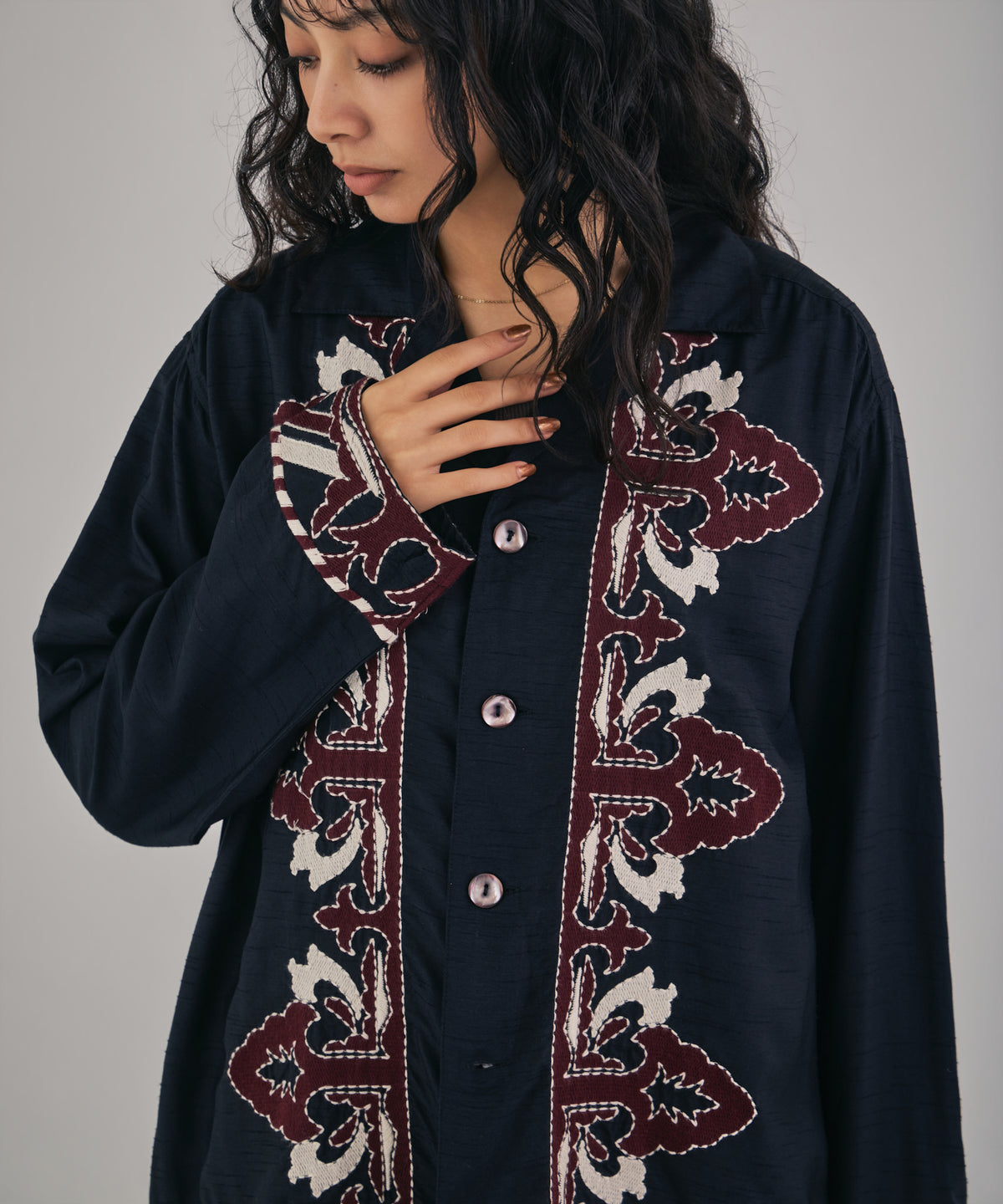 【MEN , WOMEN】オーナメント刺繍スラブレーヨンシャツ