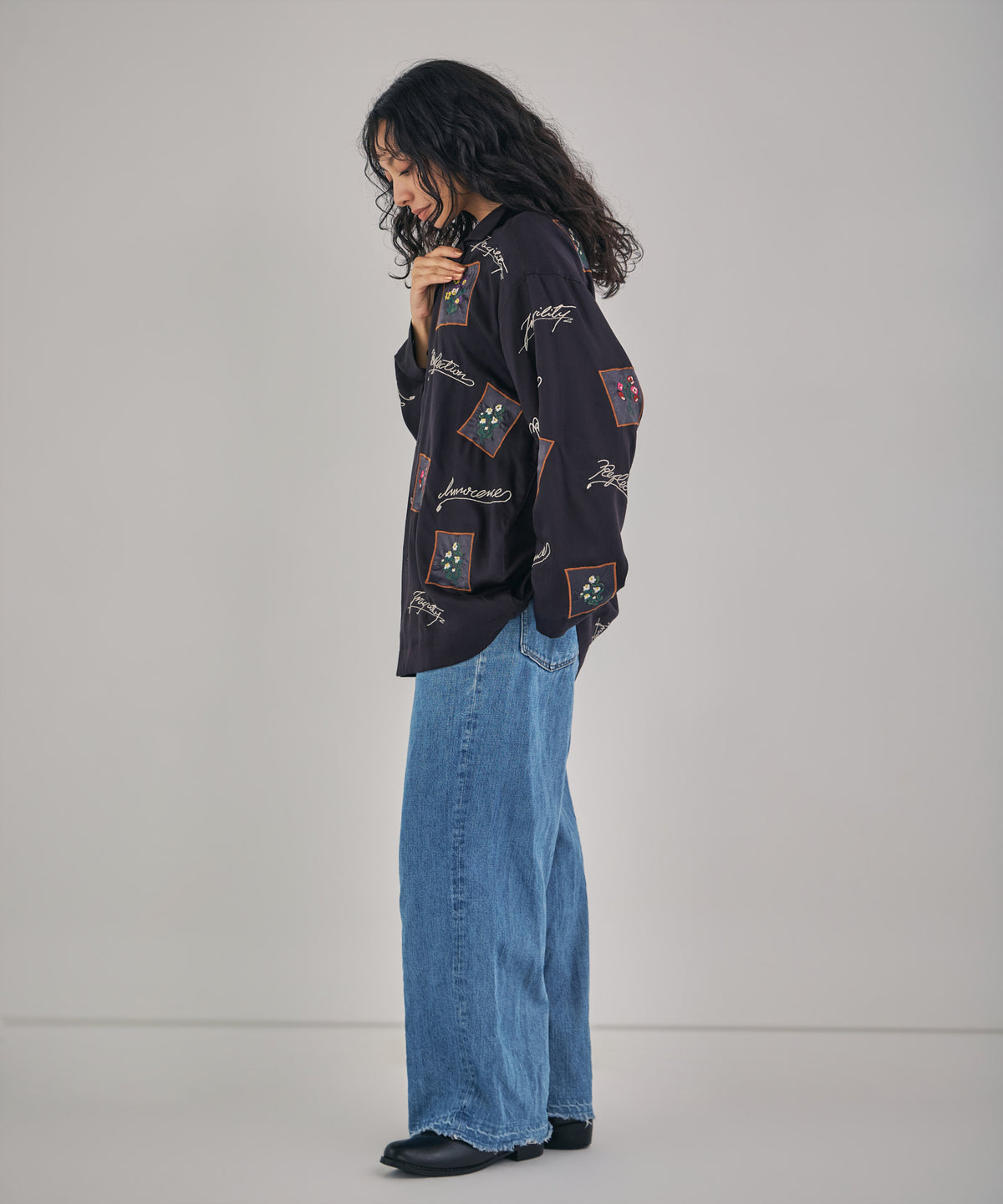 【MEN , WOMEN】フラワーカードアップリケ刺繍シャツ