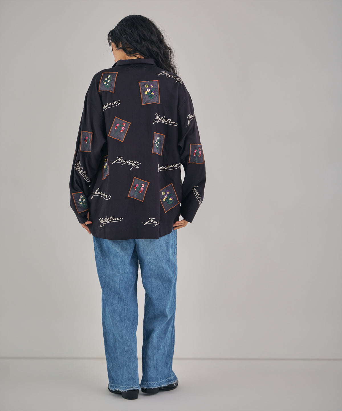 【MEN , WOMEN】フラワーカードアップリケ刺繍シャツ