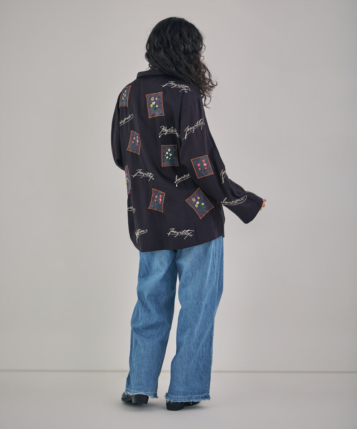 【MEN , WOMEN】フラワーカードアップリケ刺繍シャツ