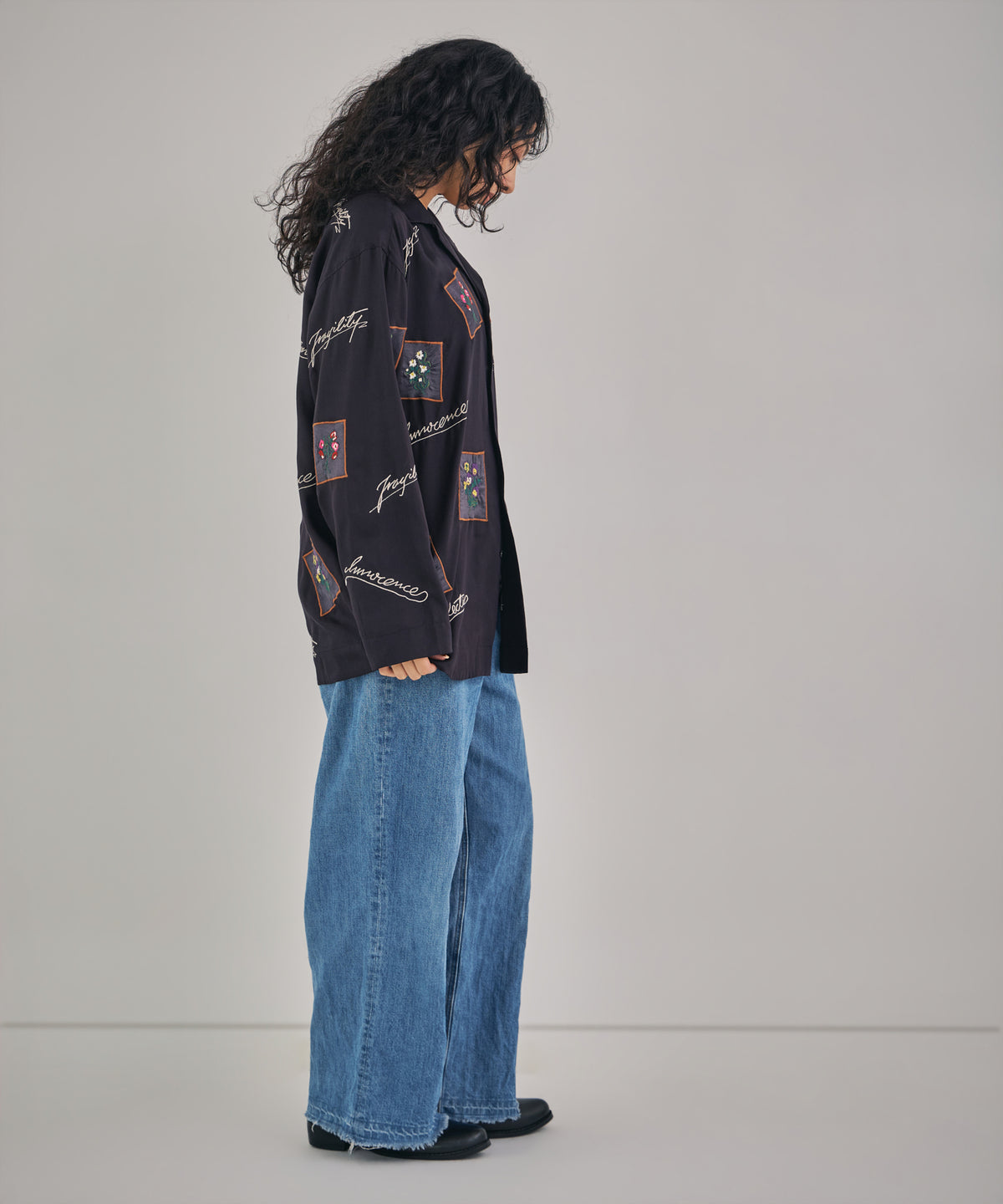 【MEN , WOMEN】フラワーカードアップリケ刺繍シャツ